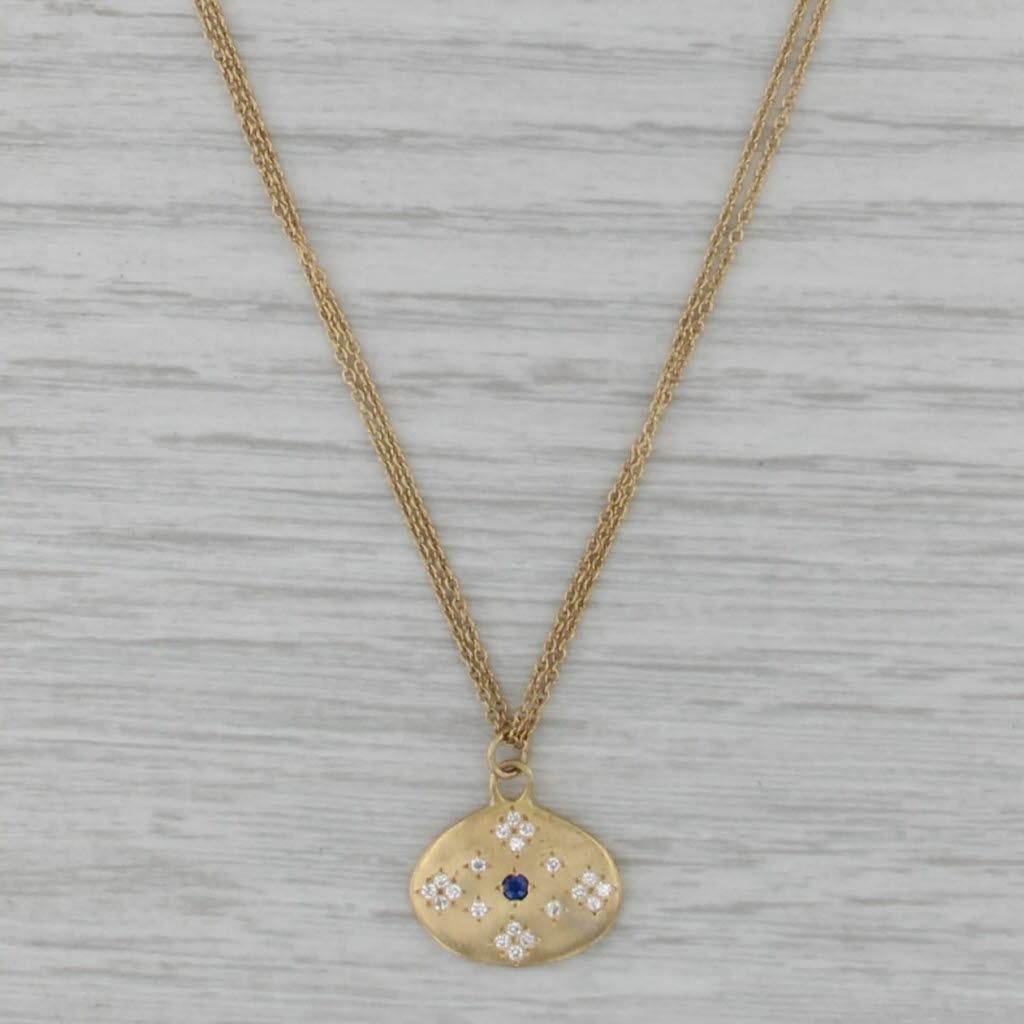 Collana con ciondolo di diamanti e zaffiri da 0,10 ctw in oro giallo 18 carati con catena a cavo da 16,25". in vendita