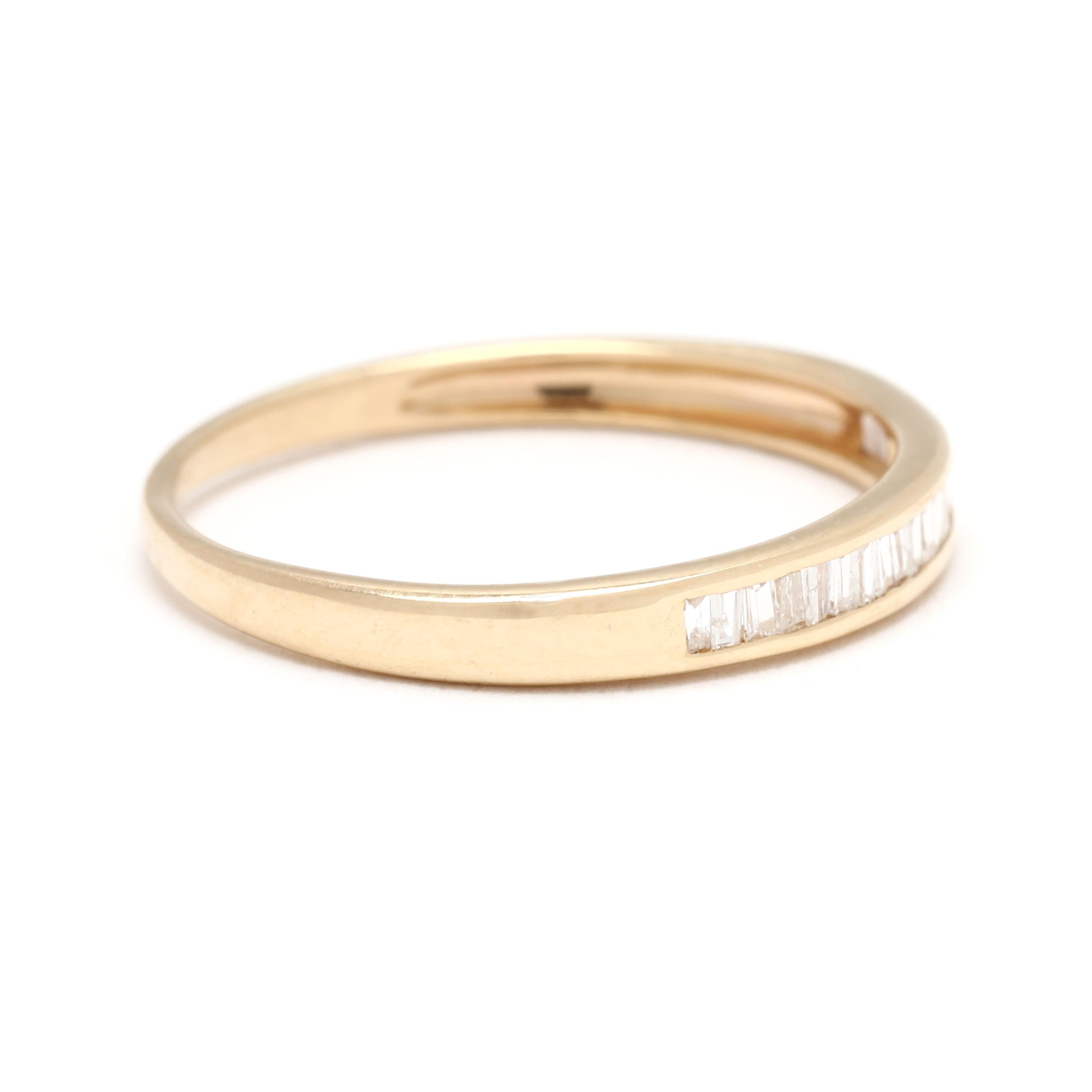 La elegancia moderna se une al diseño atemporal con esta alianza de diamantes baguette cónicos de 0,10 ctw en oro amarillo de 14k. Con elegantes y brillantes diamantes baguette dispuestos en un diseño cónico, este anillo de talla 5,25 ofrece un