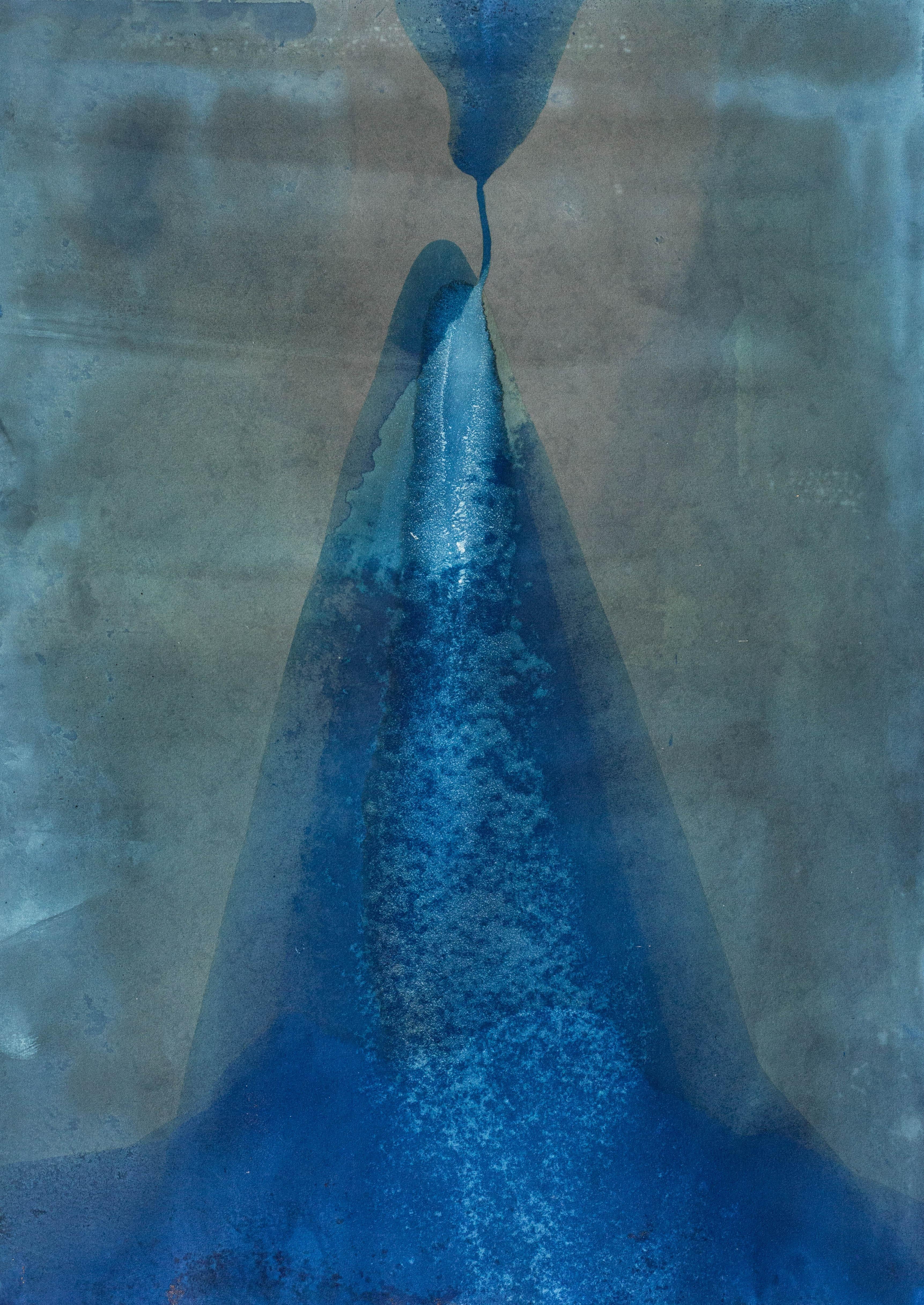 010_Thalassa_ Cratere_03 Dekorative Kunst von Teresa Carnuccio
Abmessungen: T 1 x B 78 x H 106 cm.
MATERIALIEN: Cyanotypie, Papier.

Sie ist Kunstfotografin und lebt in Neapel, Italien. In ihren Bildern lässt sie den Kontext (Zeit, Raum und die