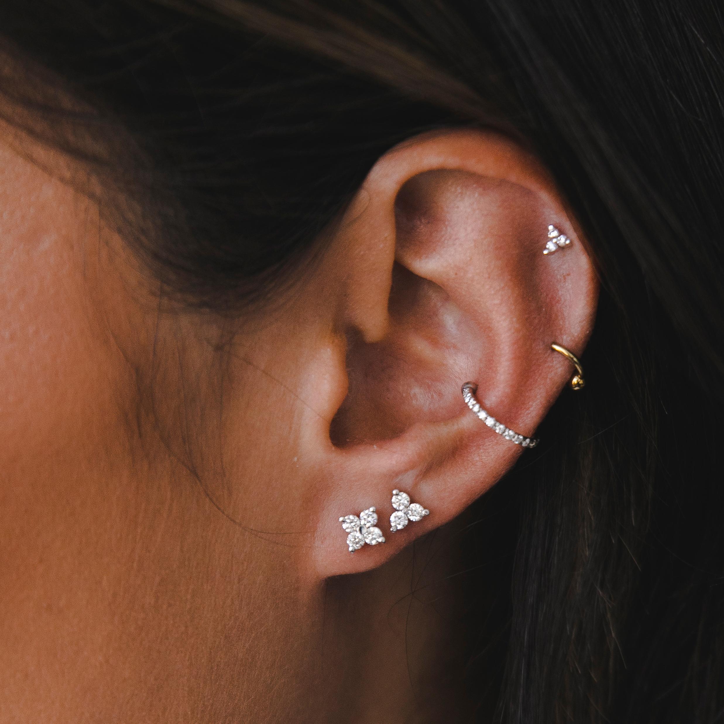 Moderne Boucles d'oreilles manchette hélice en or blanc 14 carats et diamants véritables 0,11 carat, Shlomit Rogel en vente