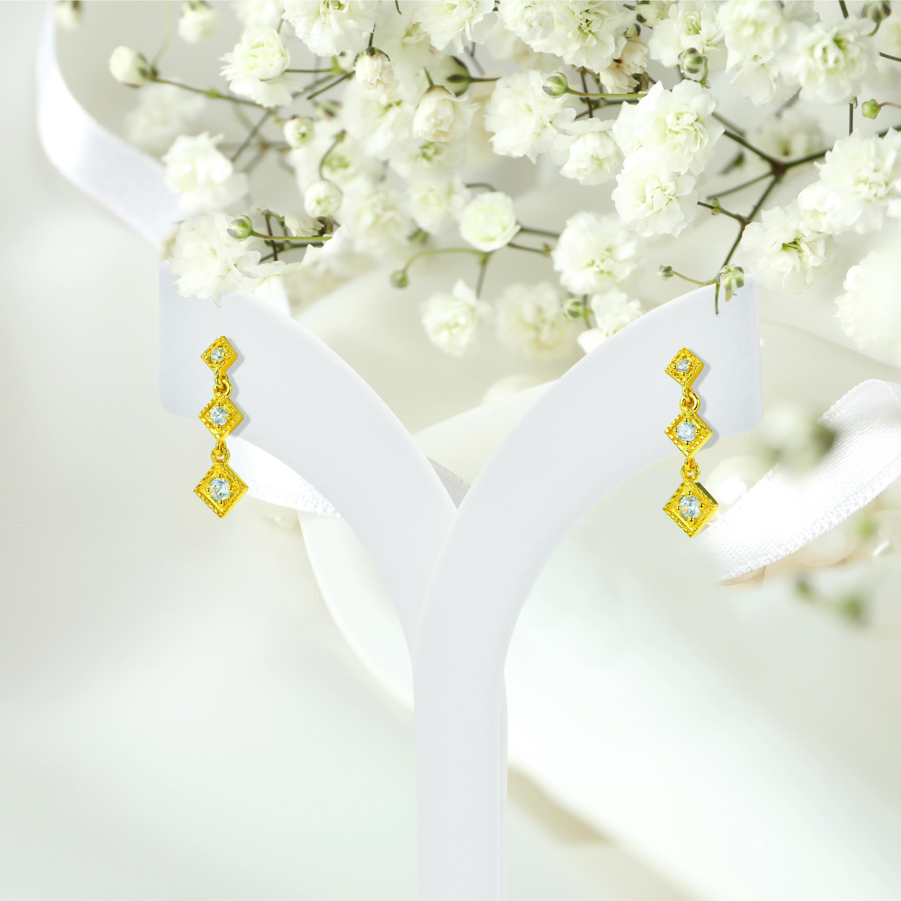 Women's or Men's 0.11ct 3 Diamond Studs Earrings in 14k Gold For Sale