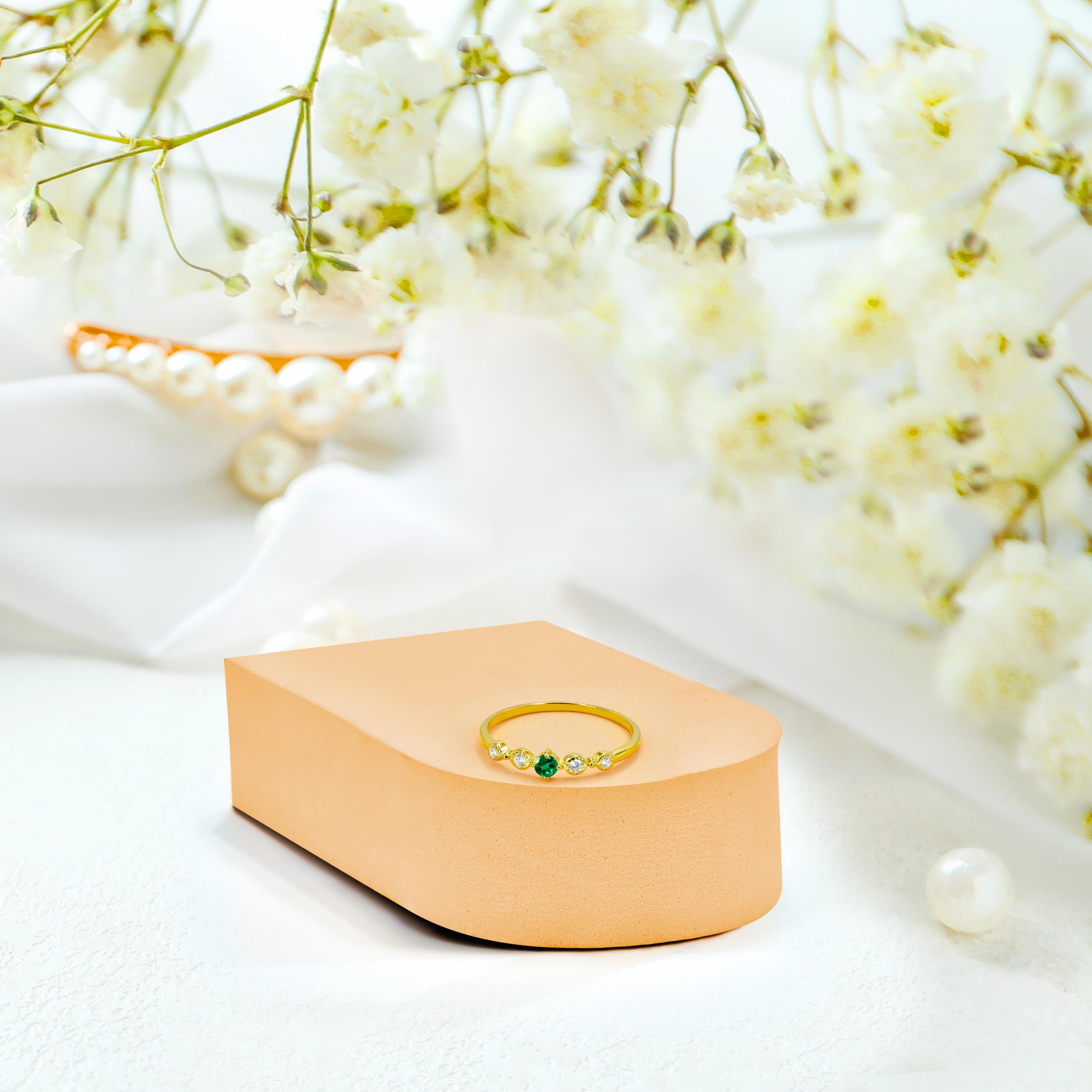 Im Angebot: 0,21 Karat Rubin, Smaragd und Saphir Versprechen Ring in 18K Gold () 10
