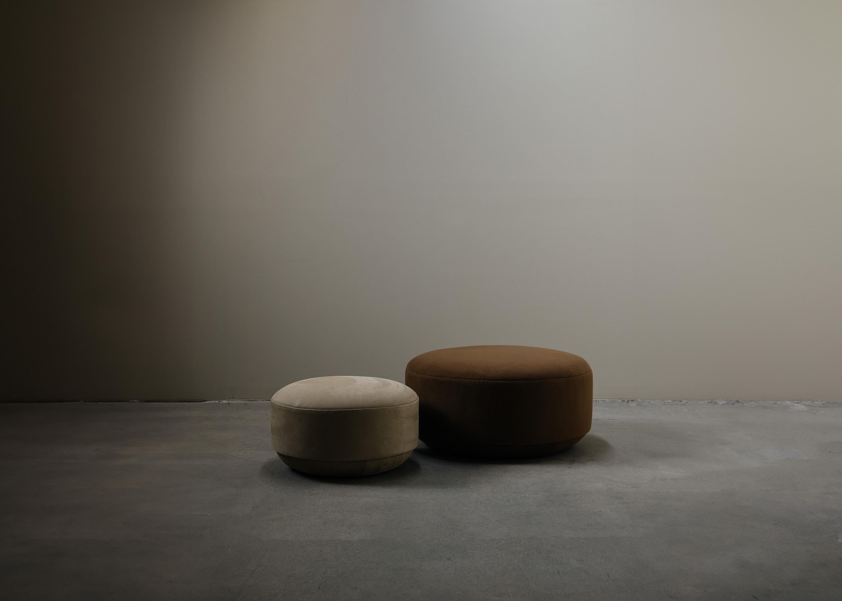 A STRUCTURED PERCH FOR PERSPECTIVE

The Sol ottoman is deeply influenced by Zen philosophy, where the circle symbolizes unity, wholeness, and eternity, embodying the timeless pursuit of balance and harmony. Whether as a striking standalone piece or