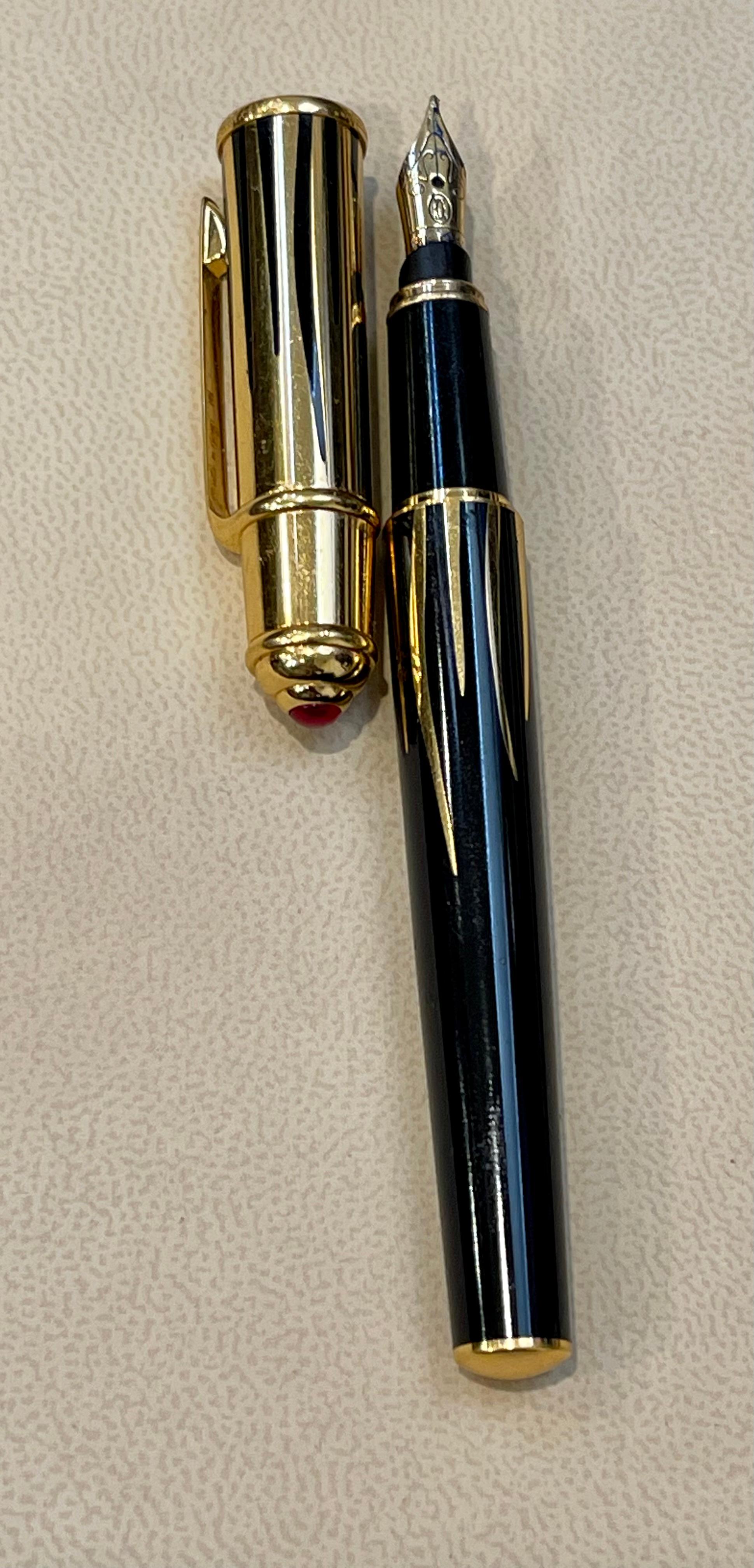 Cartier Diabolo Flames Fountain pen Cartier Mini Diabolo Flames Fountain pen Features a deep black resin body with a brilliant Gold flames designn Red stone. Rare Collector's piece 100 % authentic and Vintage 
Stamped Cartier  011253  
No Ink in the