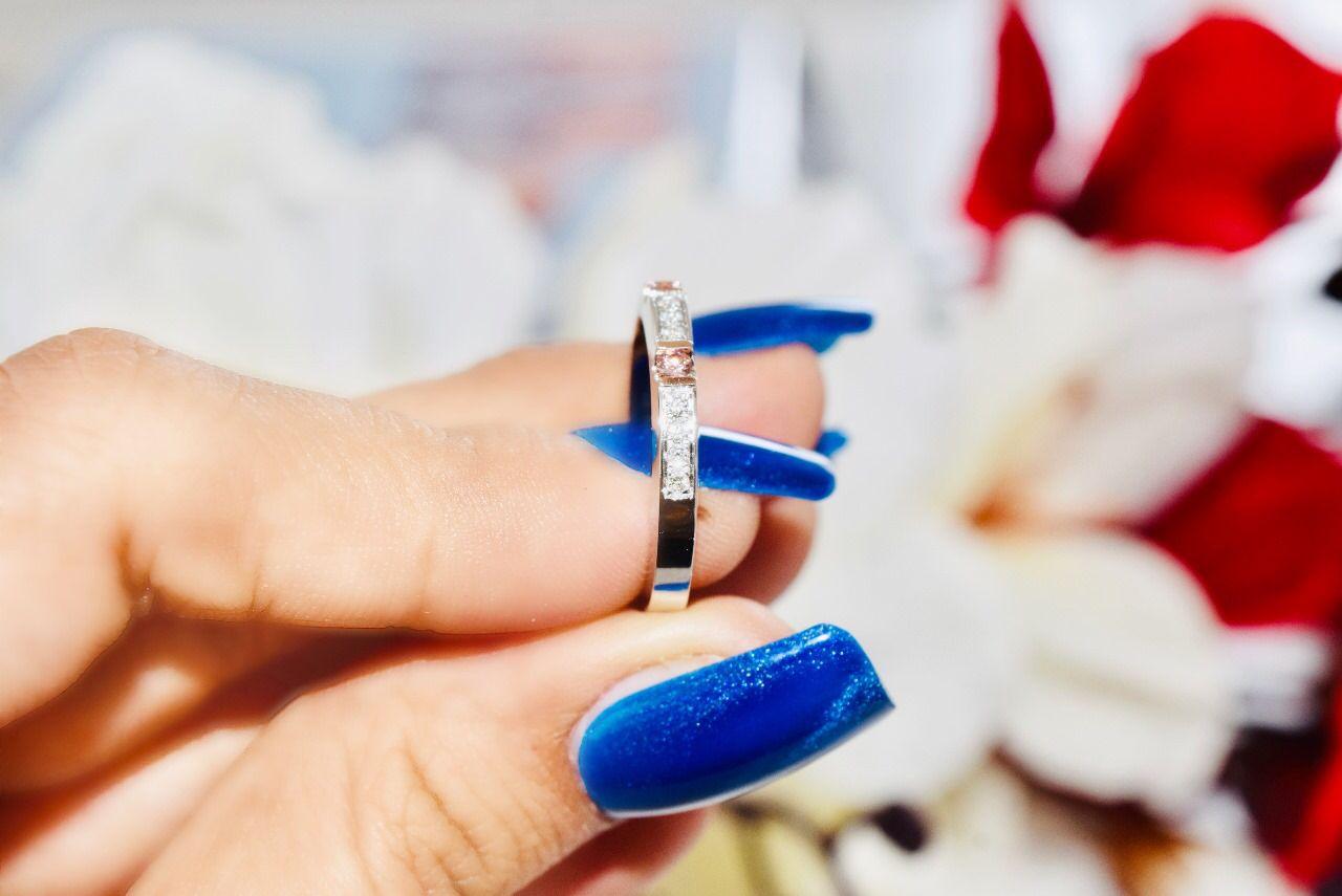 Bague en or blanc 18kt avec diamants
  
  Couleur de l'or et carat : Or blanc 18kt
  Poids : 5,944 grammes
  
  Ensemble avec...
  Type de pierre : Diamants
  Forme : -
  Carat : 0,115 ct
  Couleur : -
  Clarté : -
  
  Pierres environnantes :