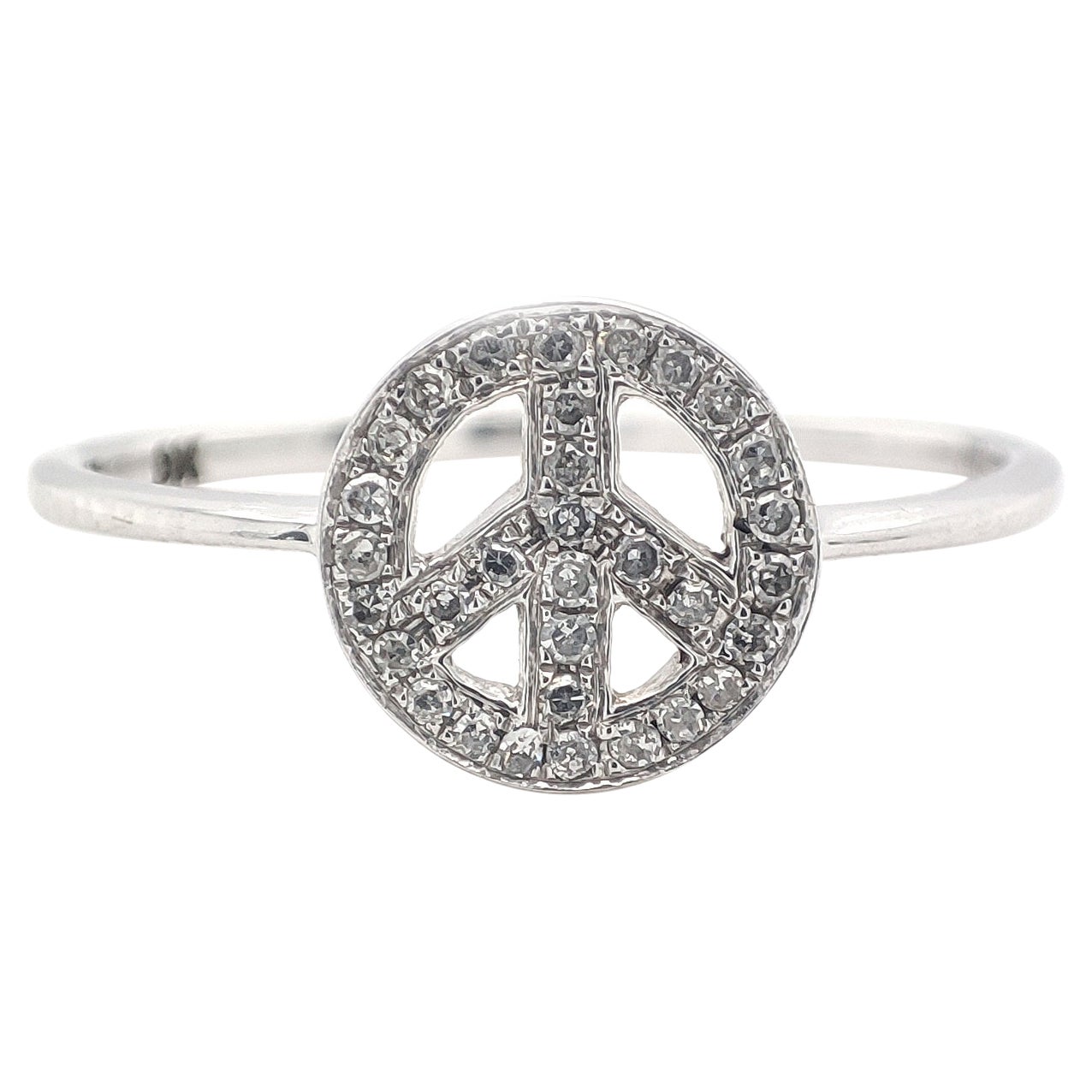 FOR US CUSTOMER NO VAT!

This delicate and stylish piece features a total carat weight of 0.11, distributed across 32 diamonds. The diamonds exhibit a range of colors from F to H, providing a beautiful spectrum of diamond tones.

Crafted in 9K white