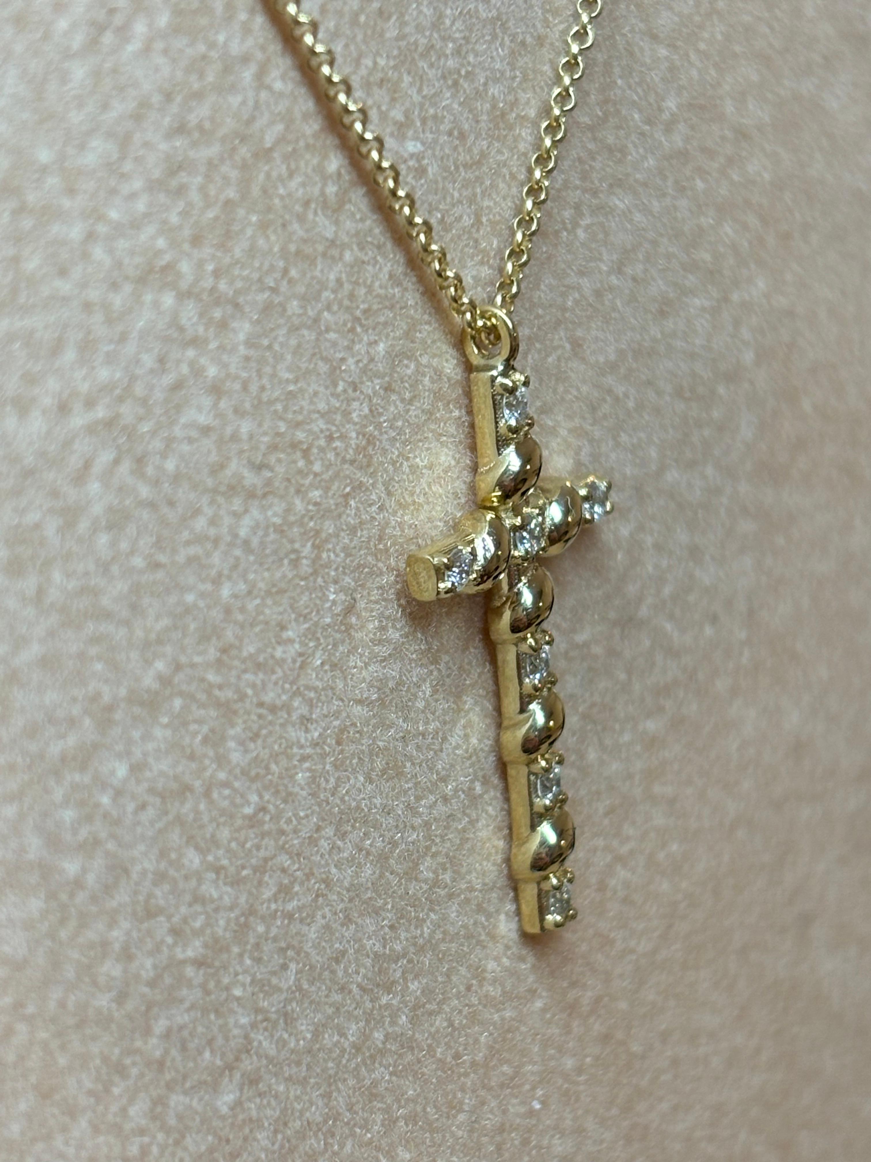 Round Cut Diamond Cross Necklace, 18K Gold 16inch Chain, 0.11cts natural diamonds For Sale