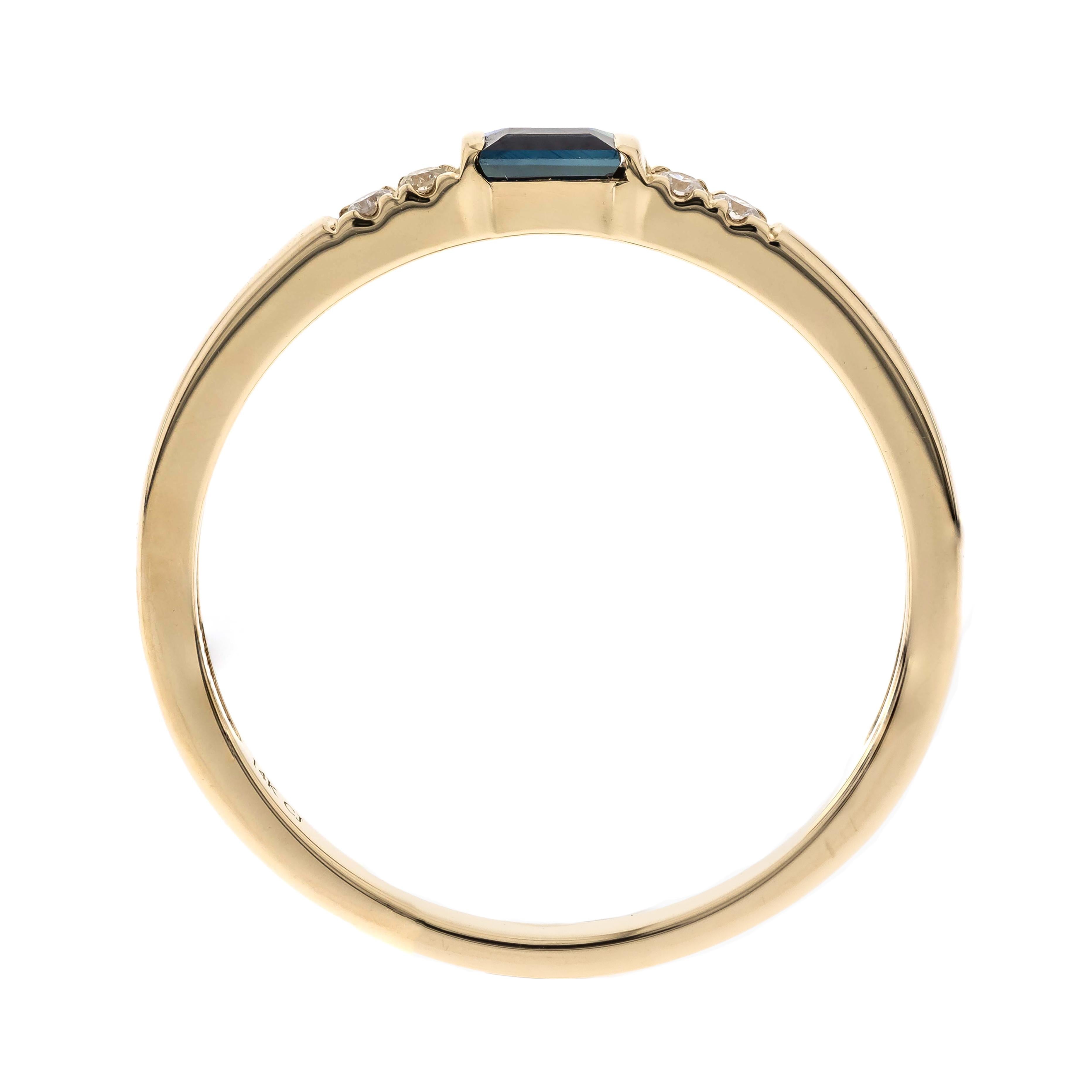 Art Deco 0.12 Carat Baguette-Cut Blue Sapphire Diamond Accents 14K Yellow Gold Ring For Sale