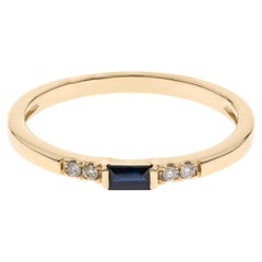 Anillo de oro amarillo de 14 quilates con diamantes y zafiro azul talla baguette de 0,12 quilates