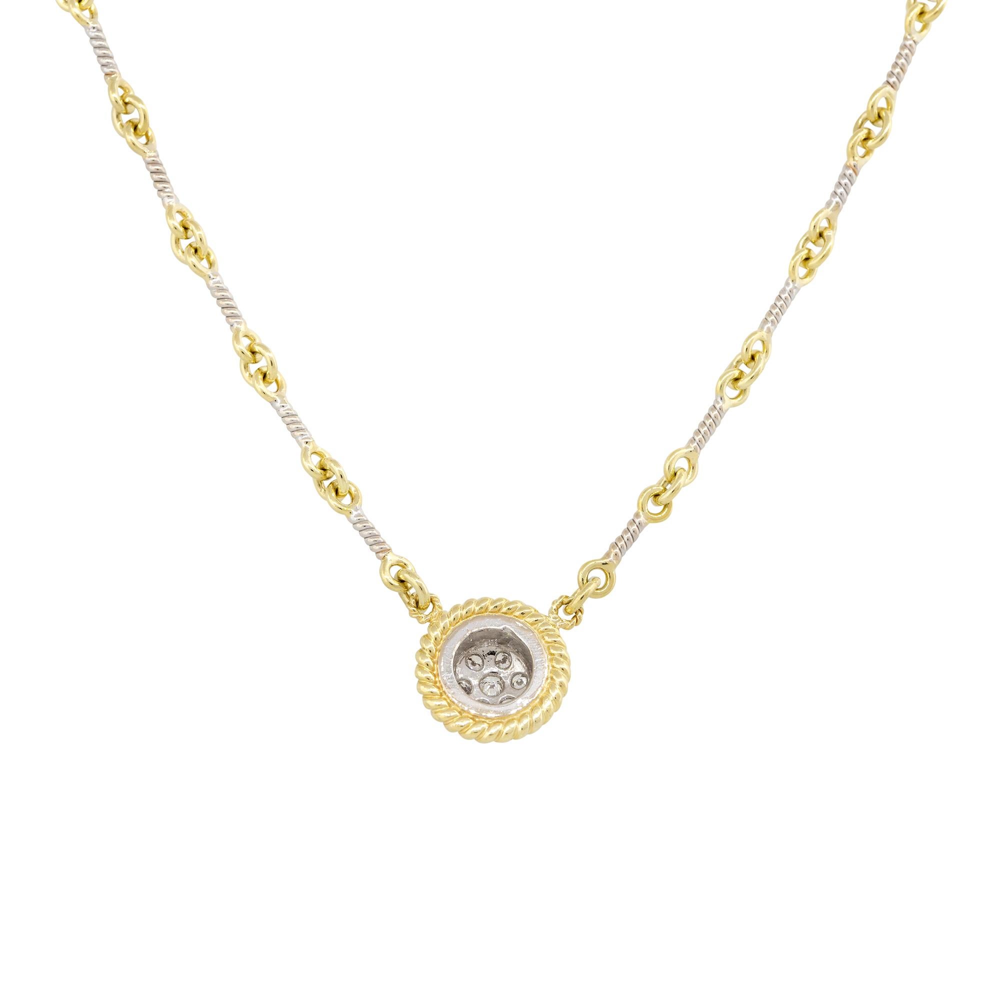 Realizzata in oro 18 carati bicolore, questa collana con ciondolo unisce eleganza e modernità grazie al suo design elegante in stile link. Impreziosito da 0,12 carati di diamanti abbaglianti, aggiunge un tocco di lusso a qualsiasi ensemble.
