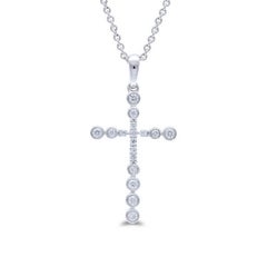 Pendentif croix en or blanc 14 carats et diamants 0,12 carat