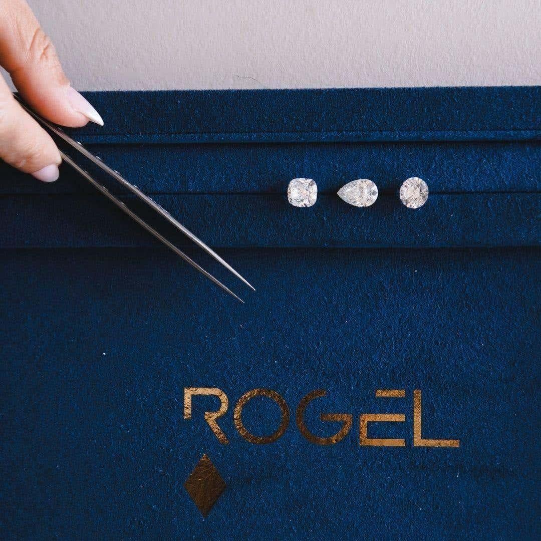 En vente :  Shlomit Rogel Bague empilable à trois pierres en or jaune 14 carats et diamants 0,12 carat 12