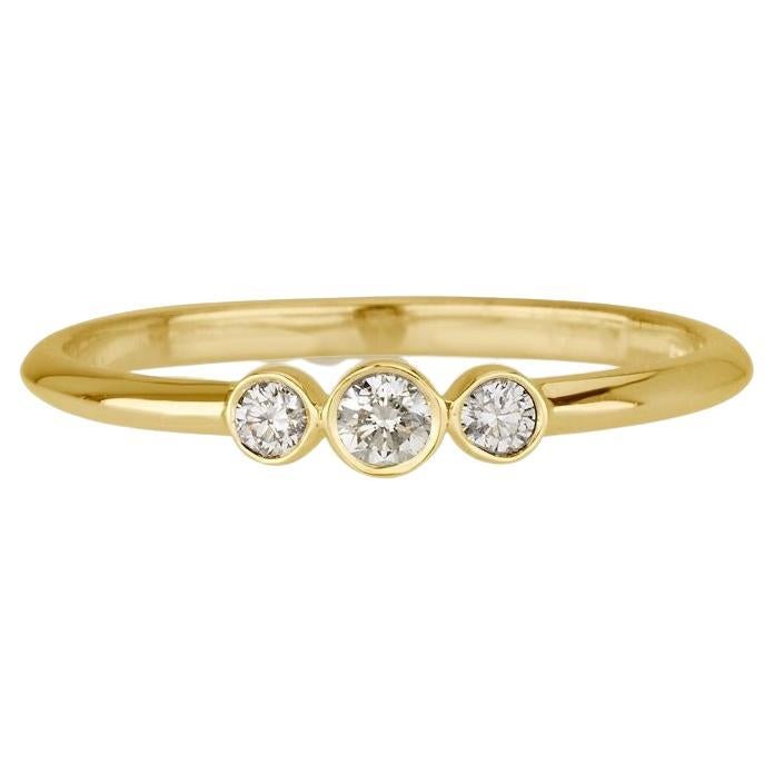 En vente :  Shlomit Rogel Bague empilable à trois pierres en or jaune 14 carats et diamants 0,12 carat