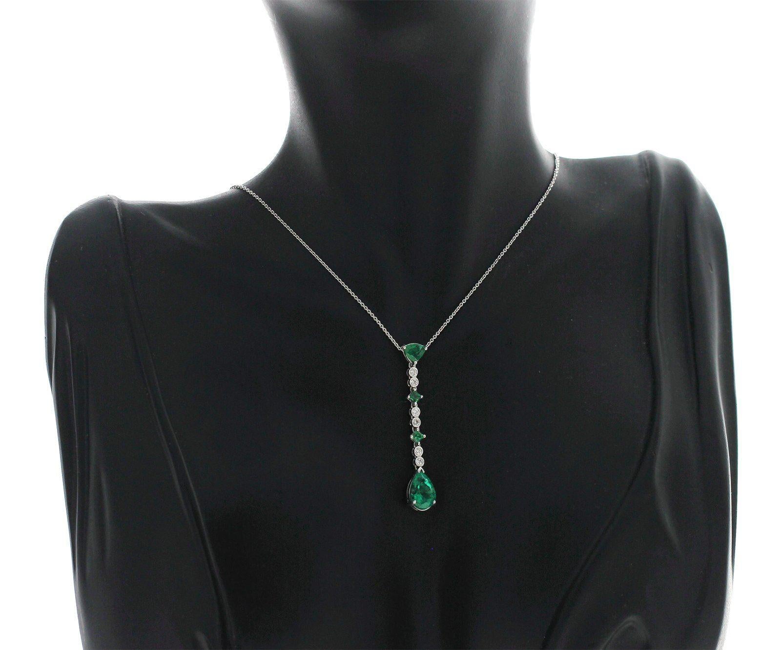 0.12 Carat Diamonds 2.20 Carat Colombian Emerald 14 Karat Gold Drop Necklace In New Condition For Sale In Los Angeles, CA