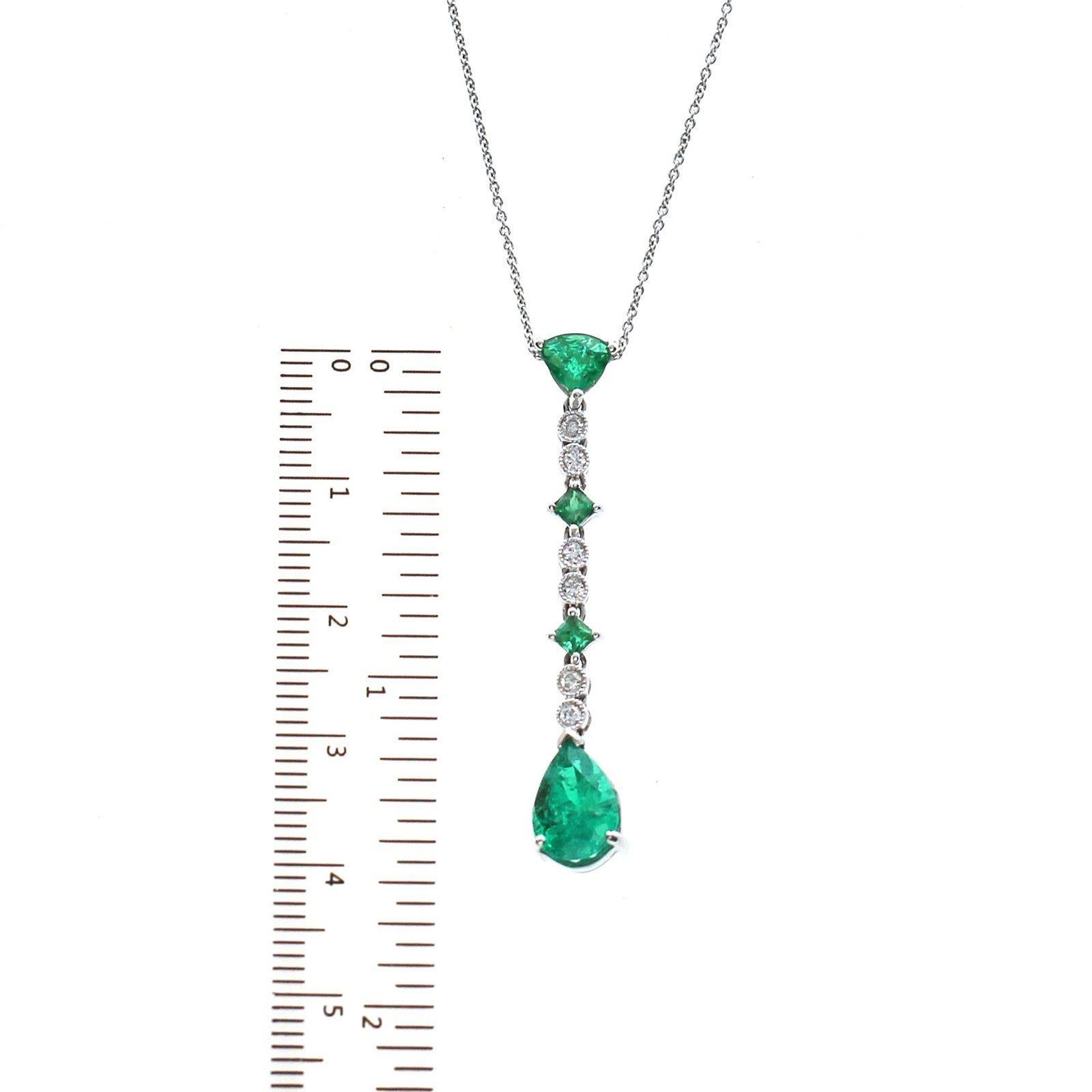 0.12 Carat Diamonds 2.20 Carat Colombian Emerald 14 Karat Gold Drop Necklace For Sale 1