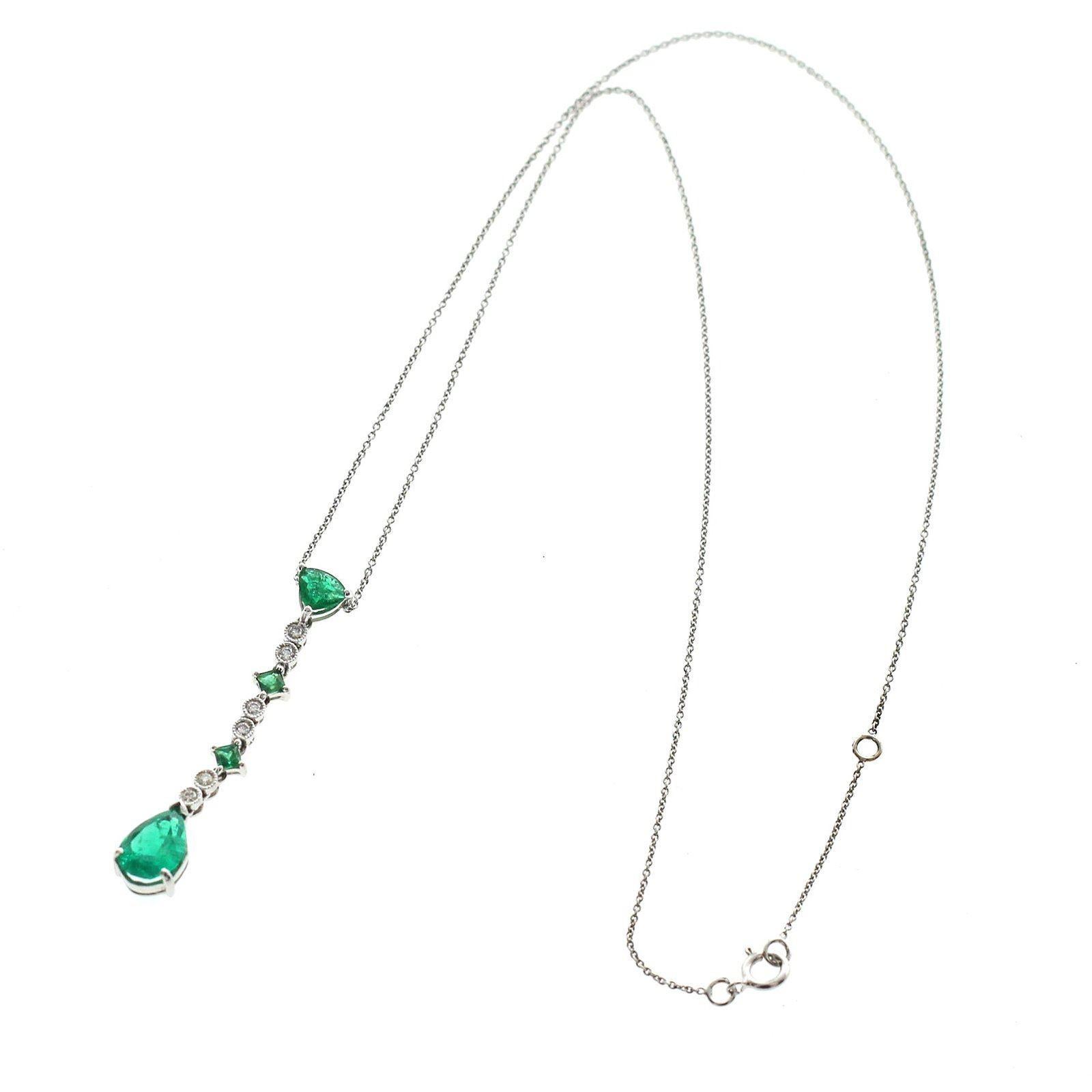0.12 Carat Diamonds 2.20 Carat Colombian Emerald 14 Karat Gold Drop Necklace For Sale 3