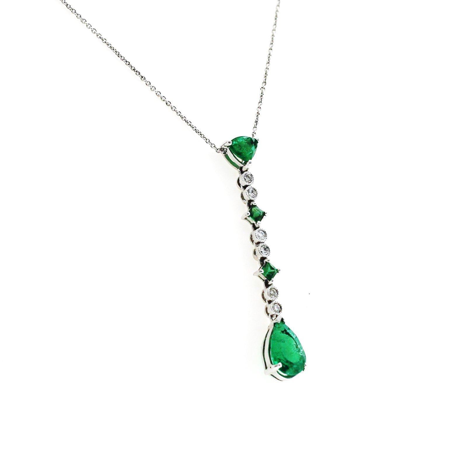 0.12 Carat Diamonds 2.20 Carat Colombian Emerald 14 Karat Gold Drop Necklace For Sale 5