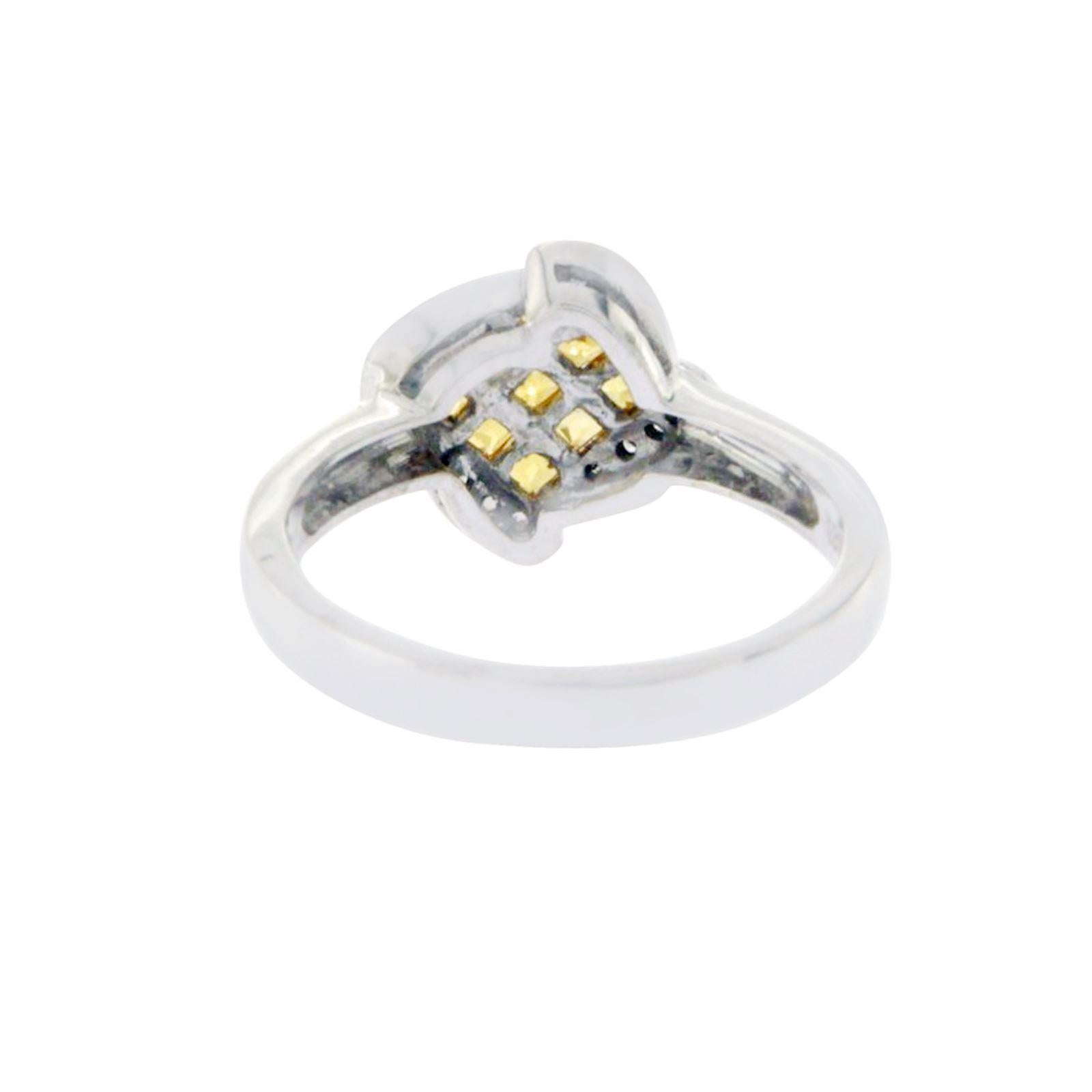 0.12 Carat Round Diamonds and 1.02 Yellow Sapphire 18 Karat Gold Flower Ring In New Condition For Sale In Los Angeles, CA