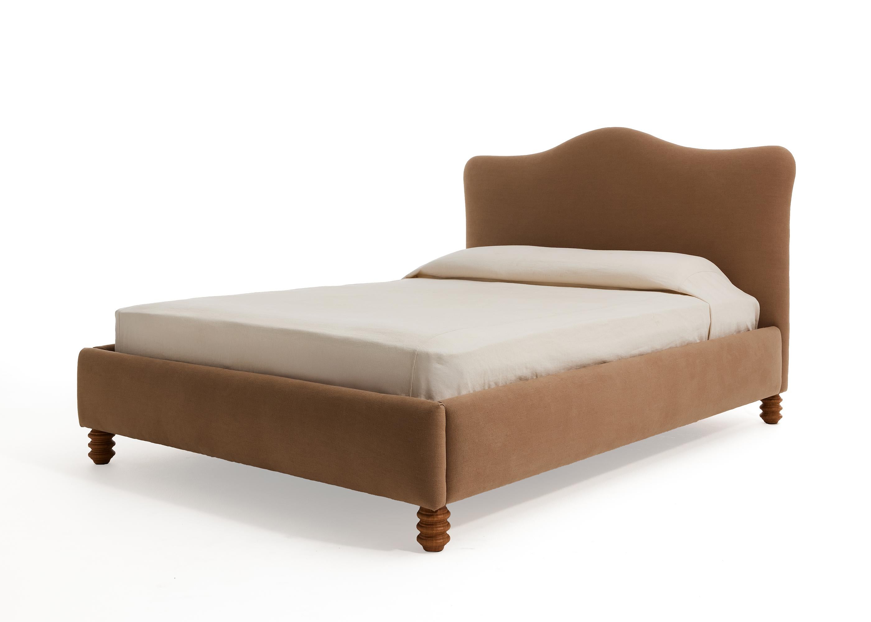 UNA SILHOUETTE SCULTOREA

Il letto Josephine è una lezione di semplicità, esaltata dai dettagli: una testiera imbottita con una silhouette sottilmente curva e le tipiche gambe in legno di Oak tornite a mano. Il design aggiunge un elemento scultoreo