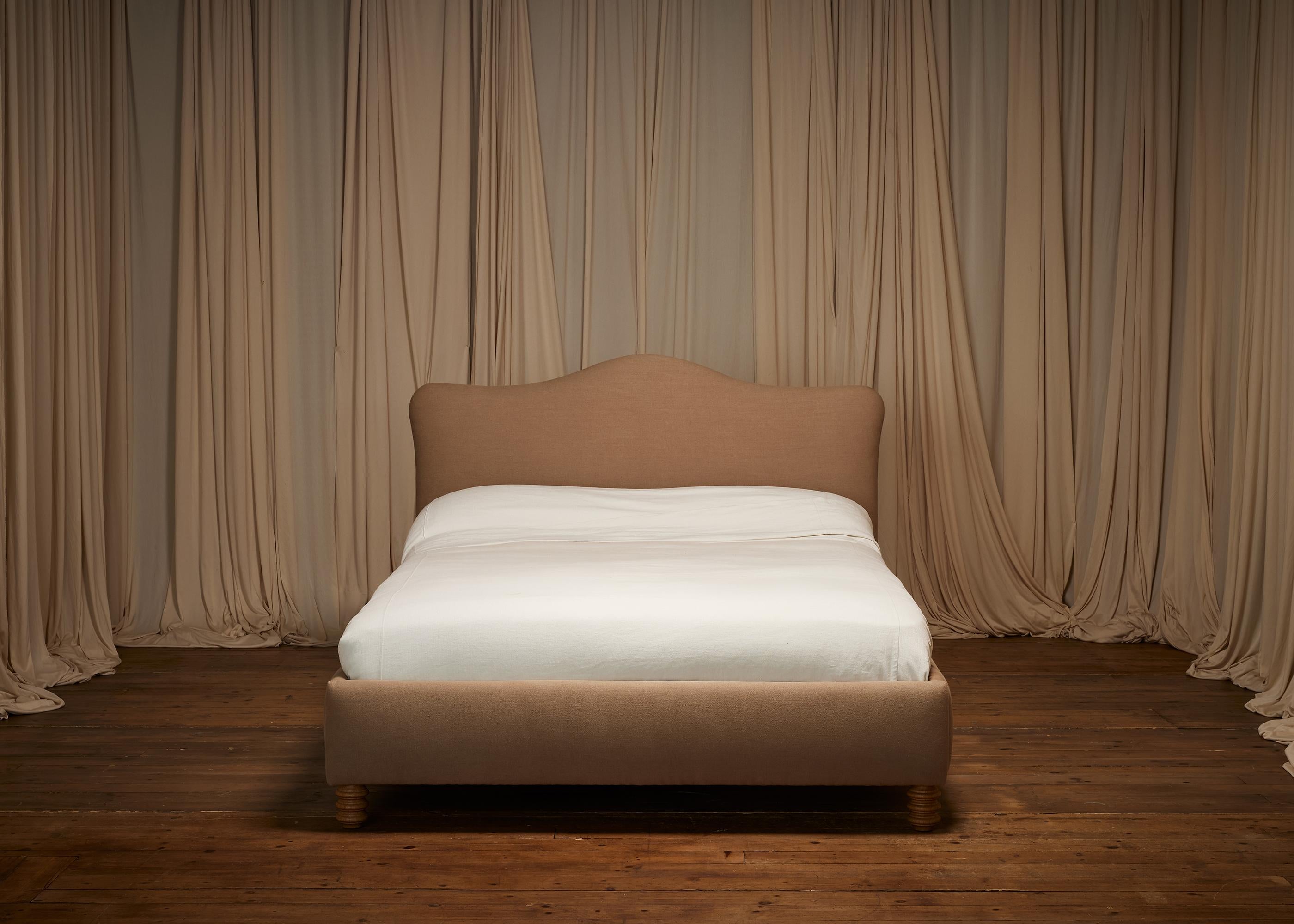 012 Letto Josephine - Regina - Lino o velluto in vendita 1