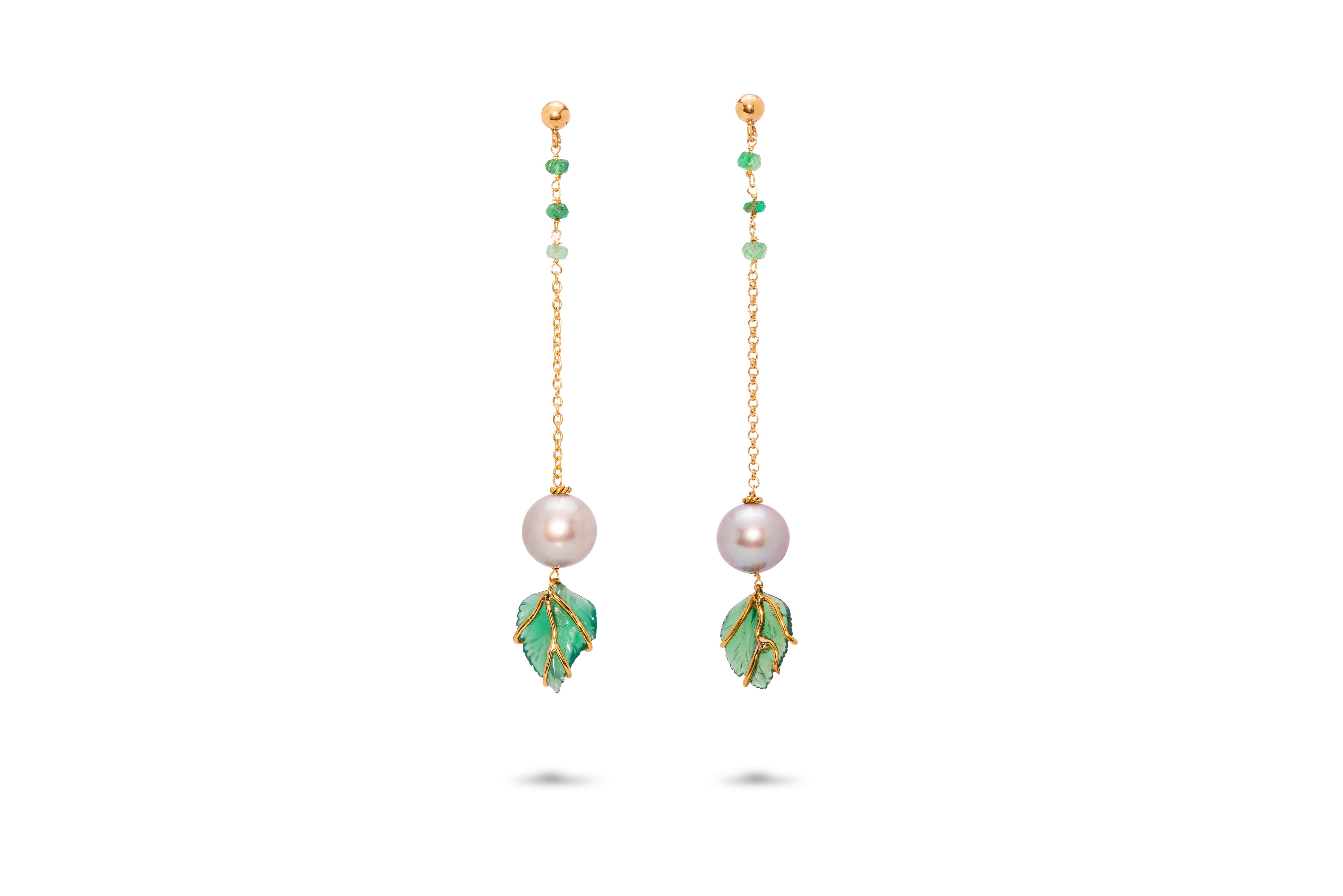 Art Deco 0.12 Karat Emerald 18 Karat Yellow Gold Green Agate Dangle Nature Earrings For Sale