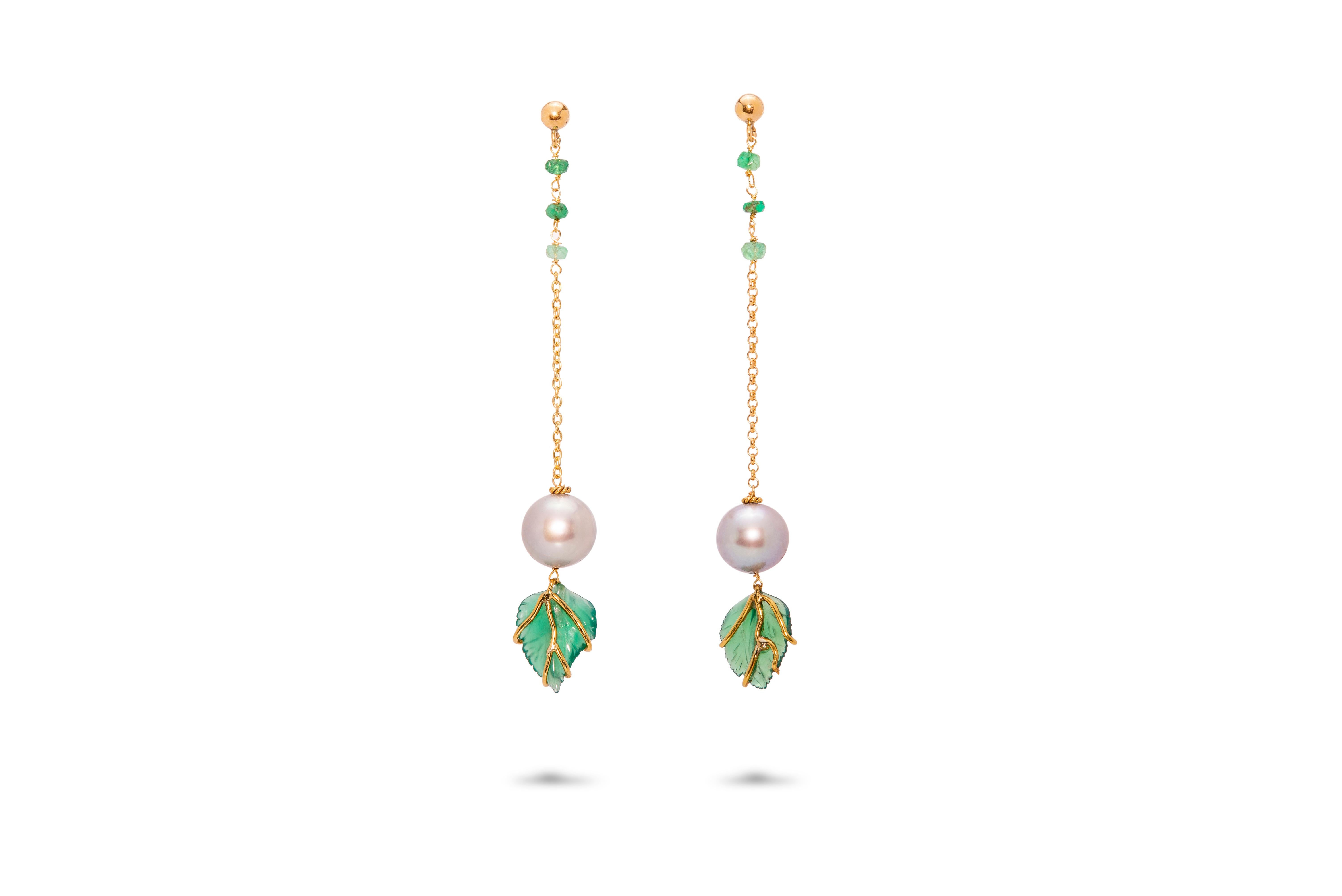 Art déco Pendants d'oreilles en or jaune 18 carats avec agate verte et émeraude 0,12 carat en vente