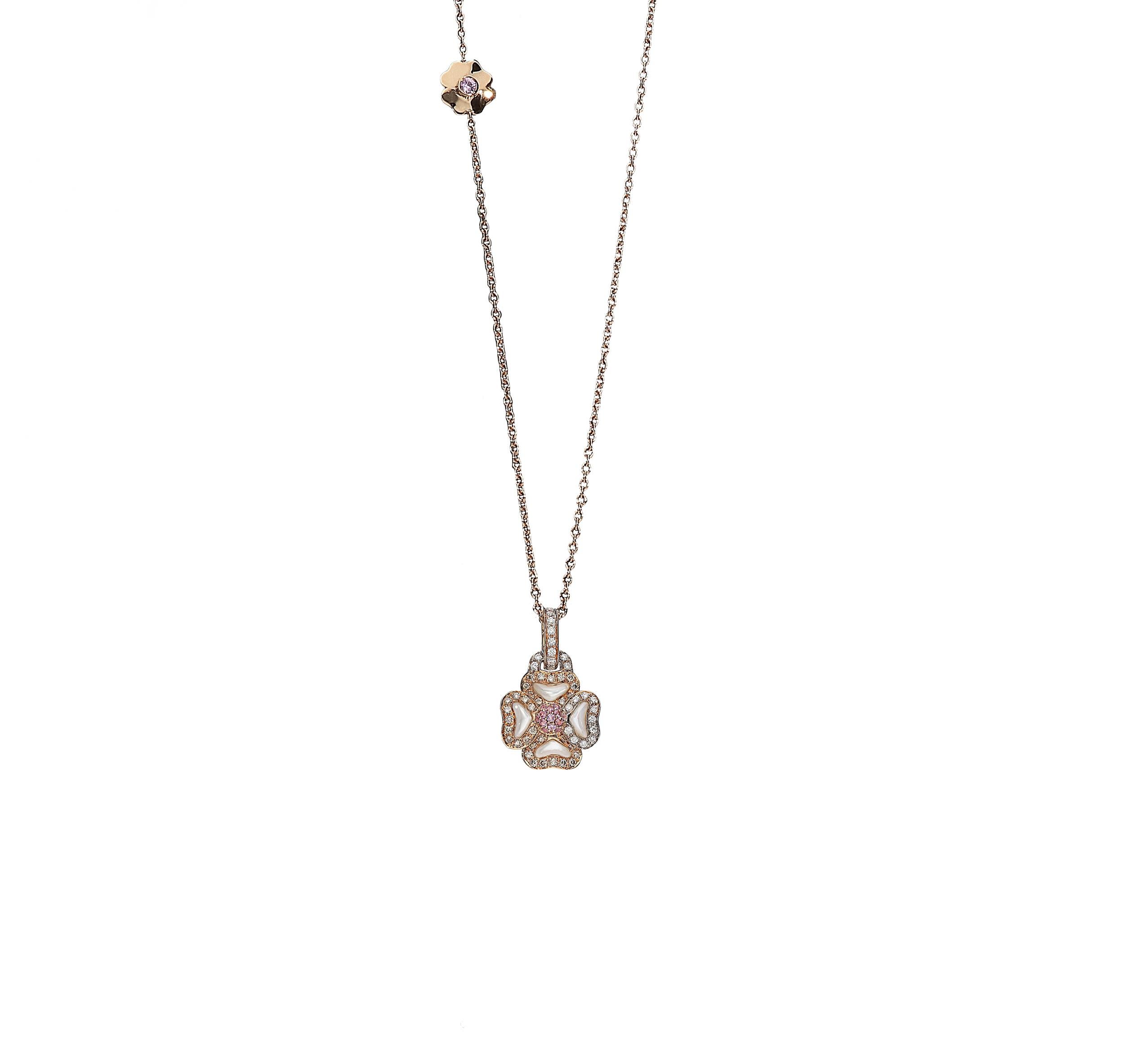 Fashion necklace in 18kt pink gold for 4,70 grams with a 46 centimeters long chain and adjustment ring at 42. The small pendant is an adorable flower with 3 petals in brown round brilliant diamonds, 1 petal in white round brilliant diamonds color G