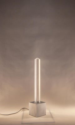 Lámpara de pie contemporánea 01°28 "S, acrílico mate y aluminio, de Yonathan Moore