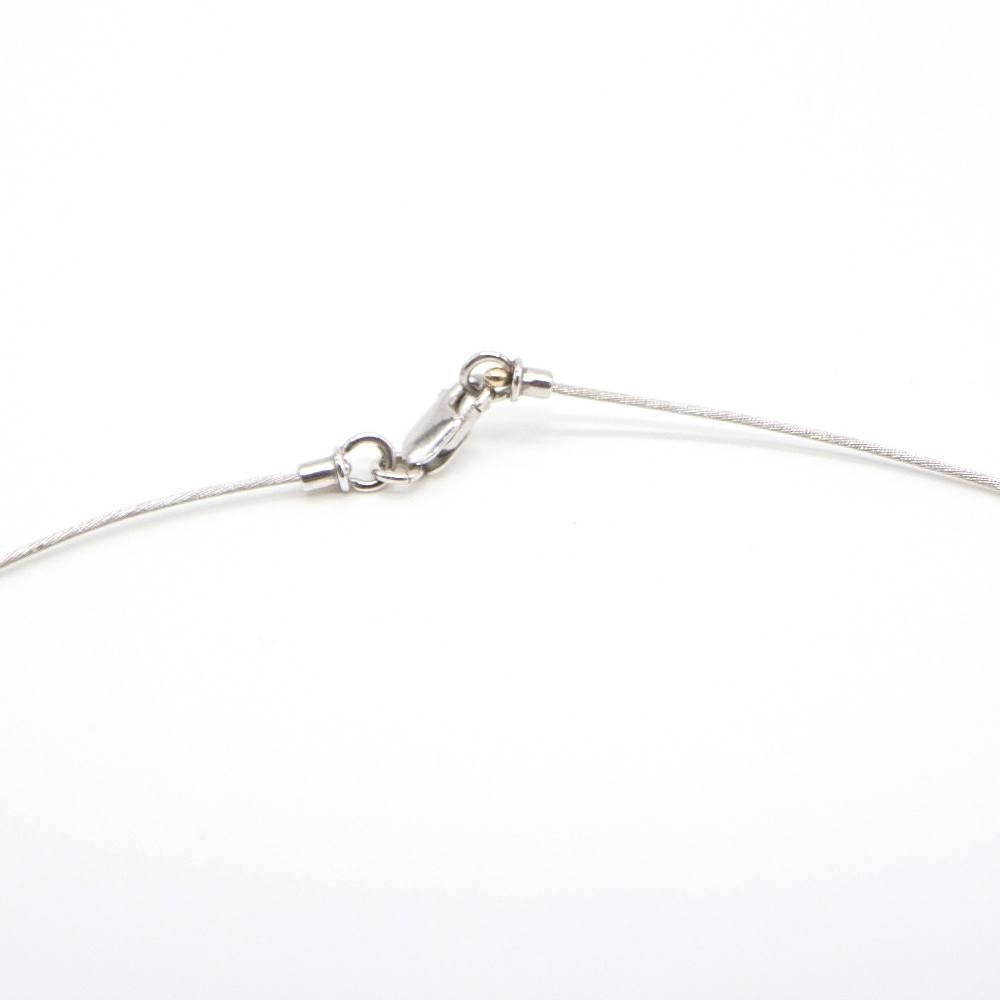 Collier tressé en diamant et acier inoxydable pour femmes  1x diamant taille brillant pesant 0,12ct en qualité G/VS2  4.38 grammes.  Mousqueton  Chaîne de 0,7 mm d'épaisseur  Dimensions : Diamètre du pendentif 7,7 mm  Produit neuf  Ref :.D363928SO