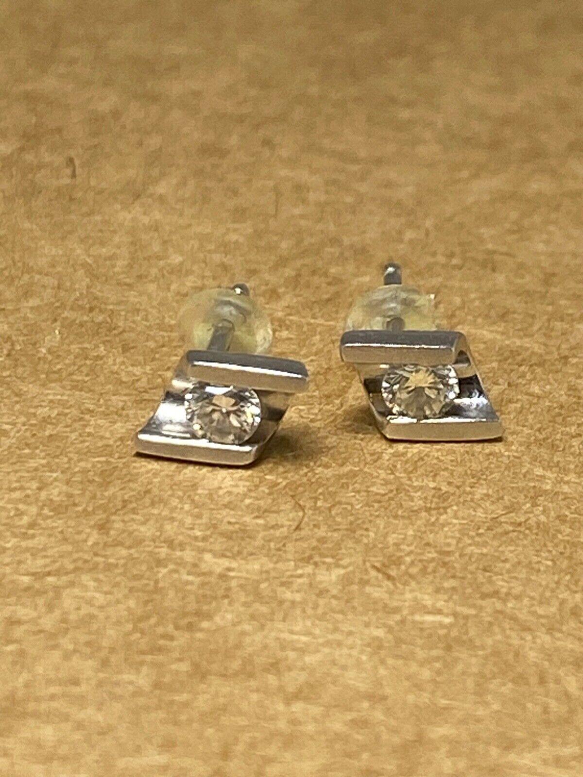 Jeweils mit einem runden Diamanten im Brillantschliff von 0,12 Karat besetzt
von Farbe G, Klarheit VS

Montiert in Platinum 900

Gesamtgewicht des Artikels: 1.6gr. 