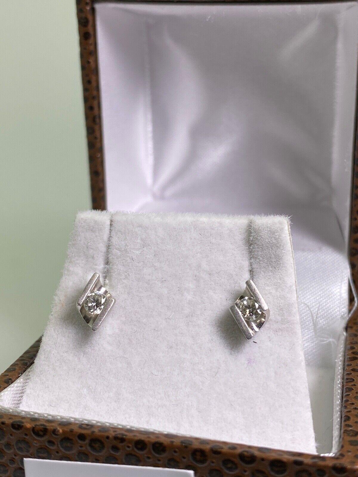Modern 0.12ct Diamond Stud Earrings in Platinum 900. Colour: G, Clarity: VS. For Sale