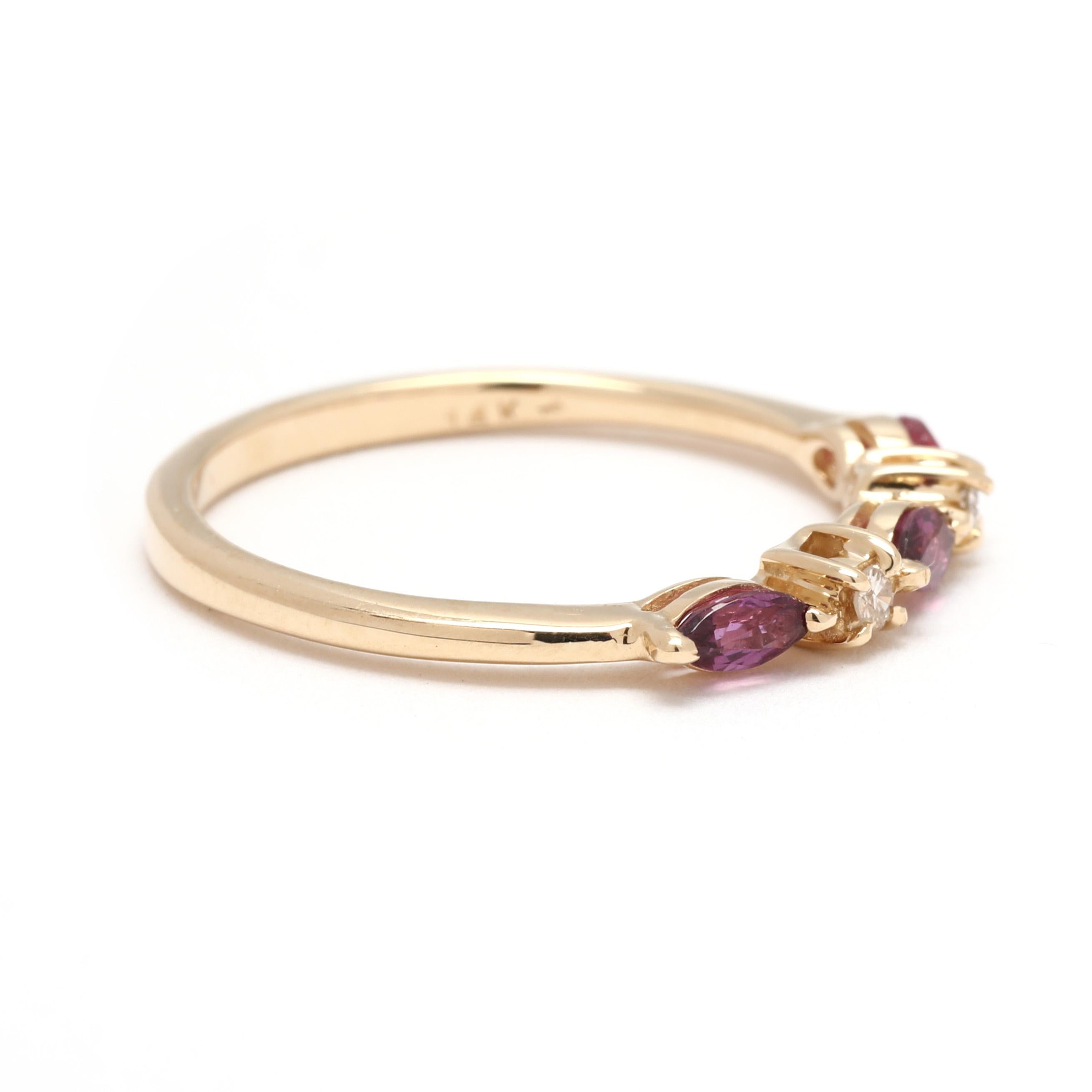 Ajoutez une touche de couleur et d'éclat avec cette bague en or jaune 14k sertie d'un diamant et d'un rubis de 0,12ctw. Avec ses rubis vibrants rehaussés de diamants éblouissants, cette bague de taille 5,75 offre un design intemporel et élégant.