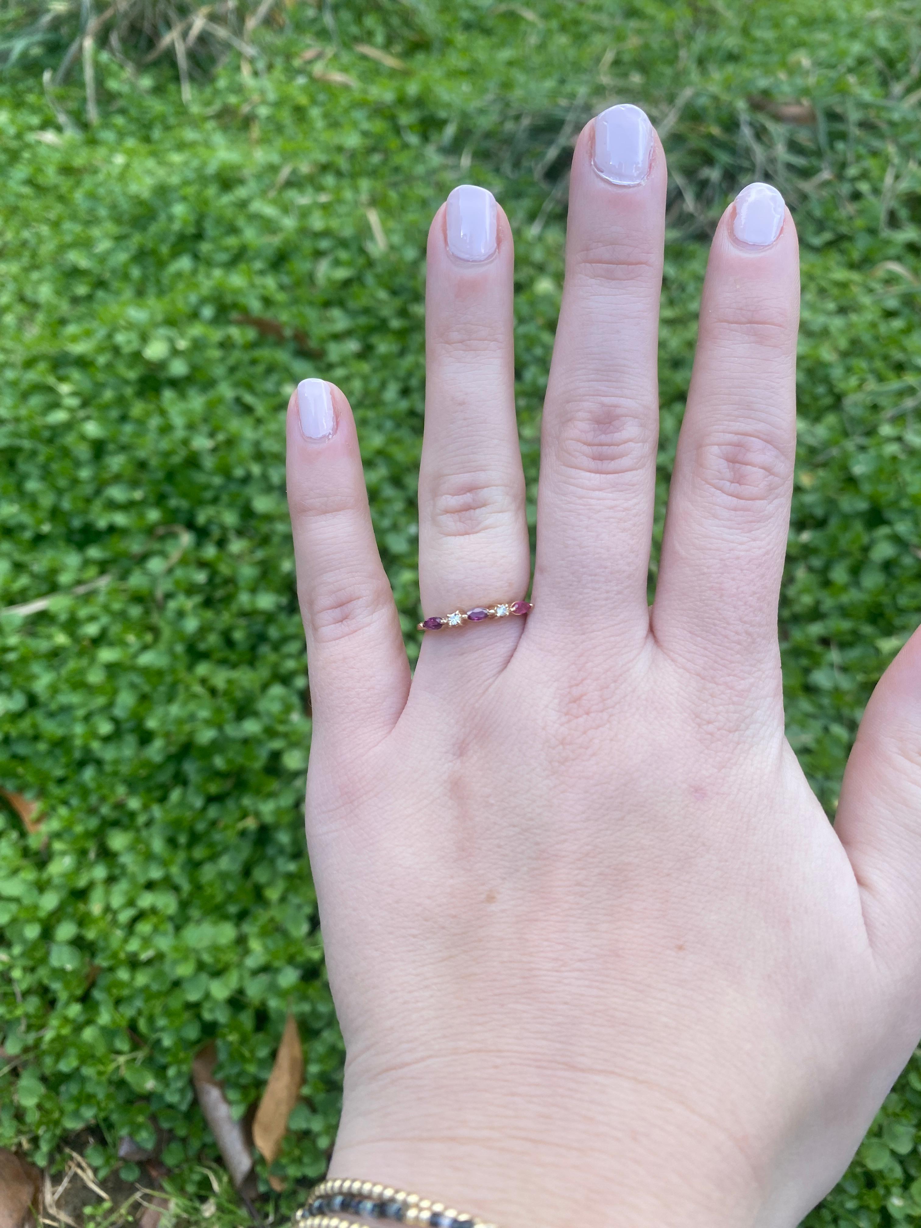 Bague à anneau en or jaune 14 carats avec diamants et rubis 0,12 carat, taille de bague 5,75 en vente 1