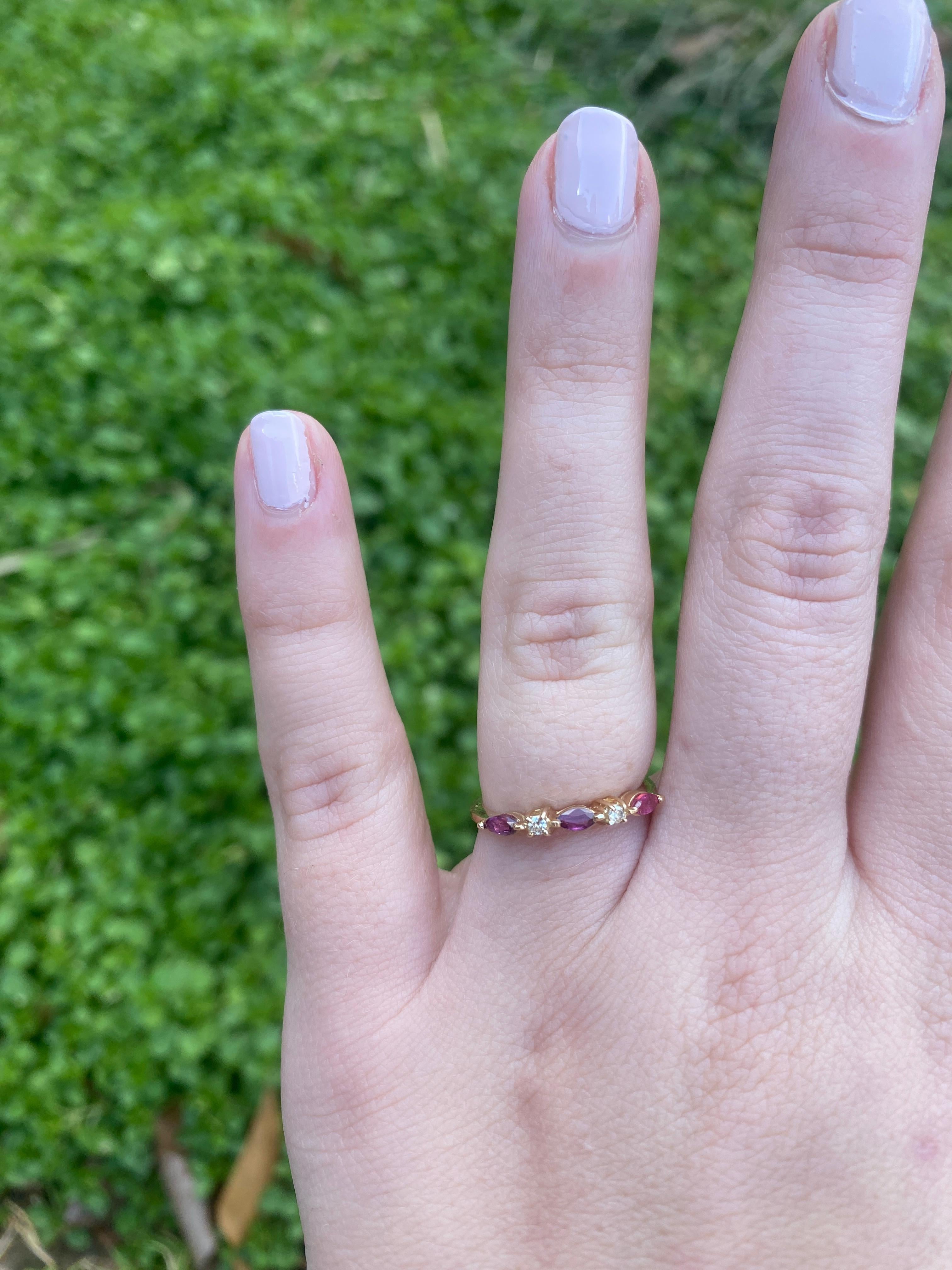 Bague à anneau en or jaune 14 carats avec diamants et rubis 0,12 carat, taille de bague 5,75 en vente 2