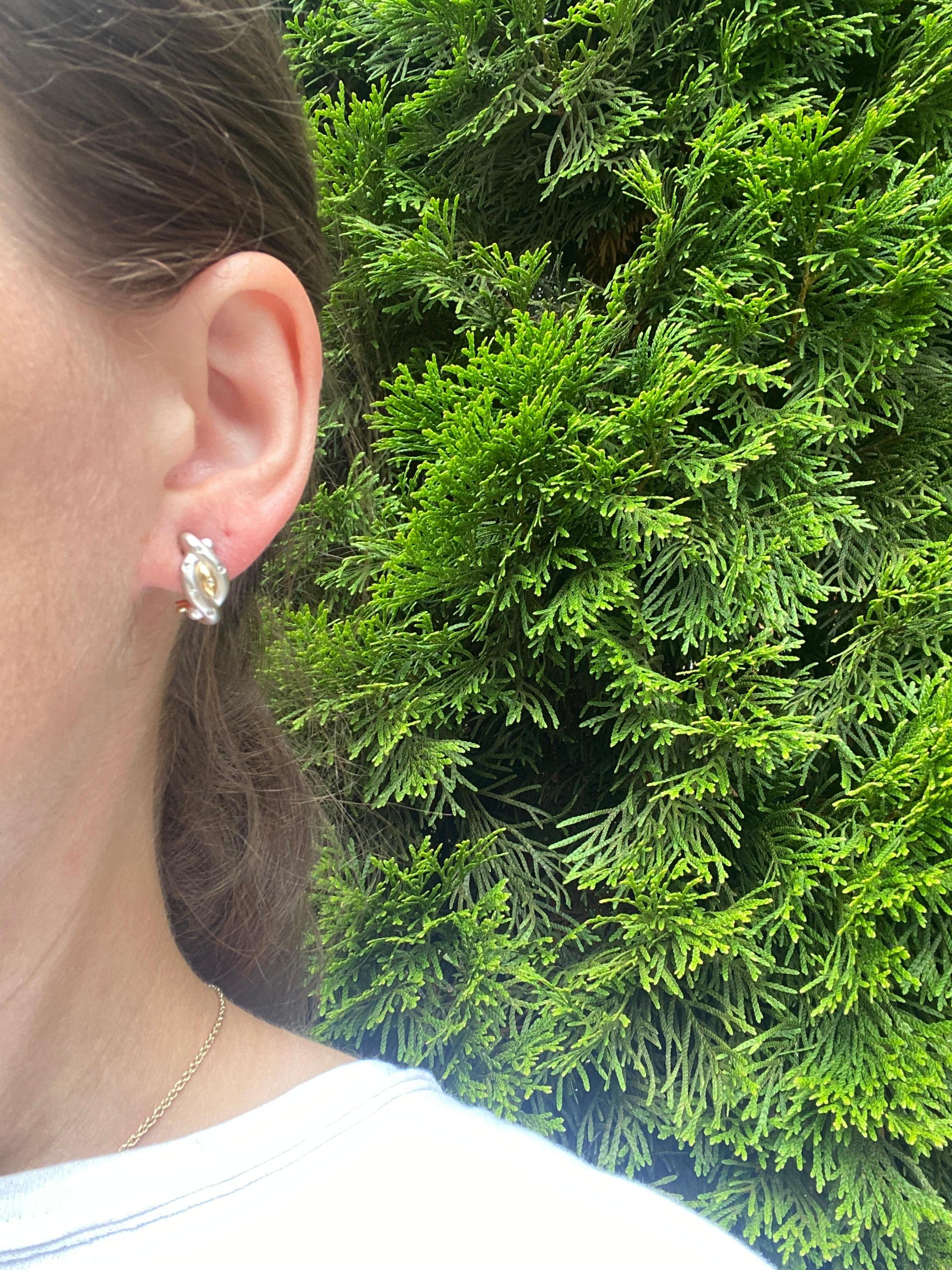 Créoles croisées en or jaune et blanc 18 carats avec diamants 0,12 carat Unisexe en vente