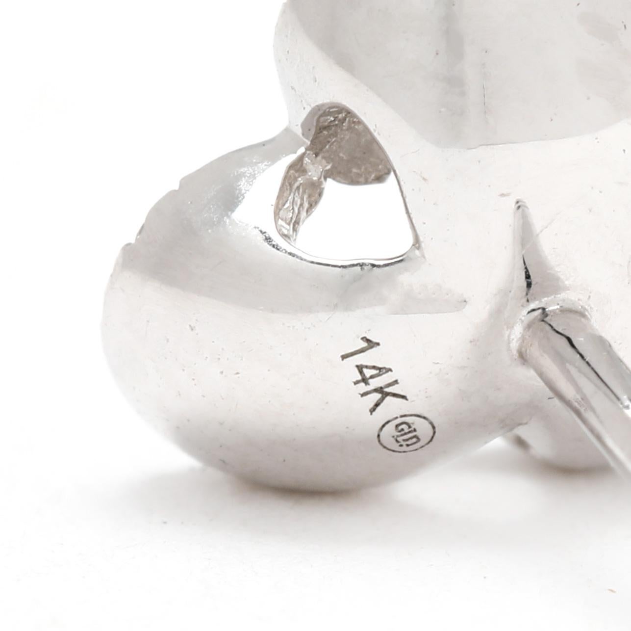 Taglio rotondo Orecchini a perno con fiori di diamante da 0,12ctw, oro bianco 14k, delicati in vendita