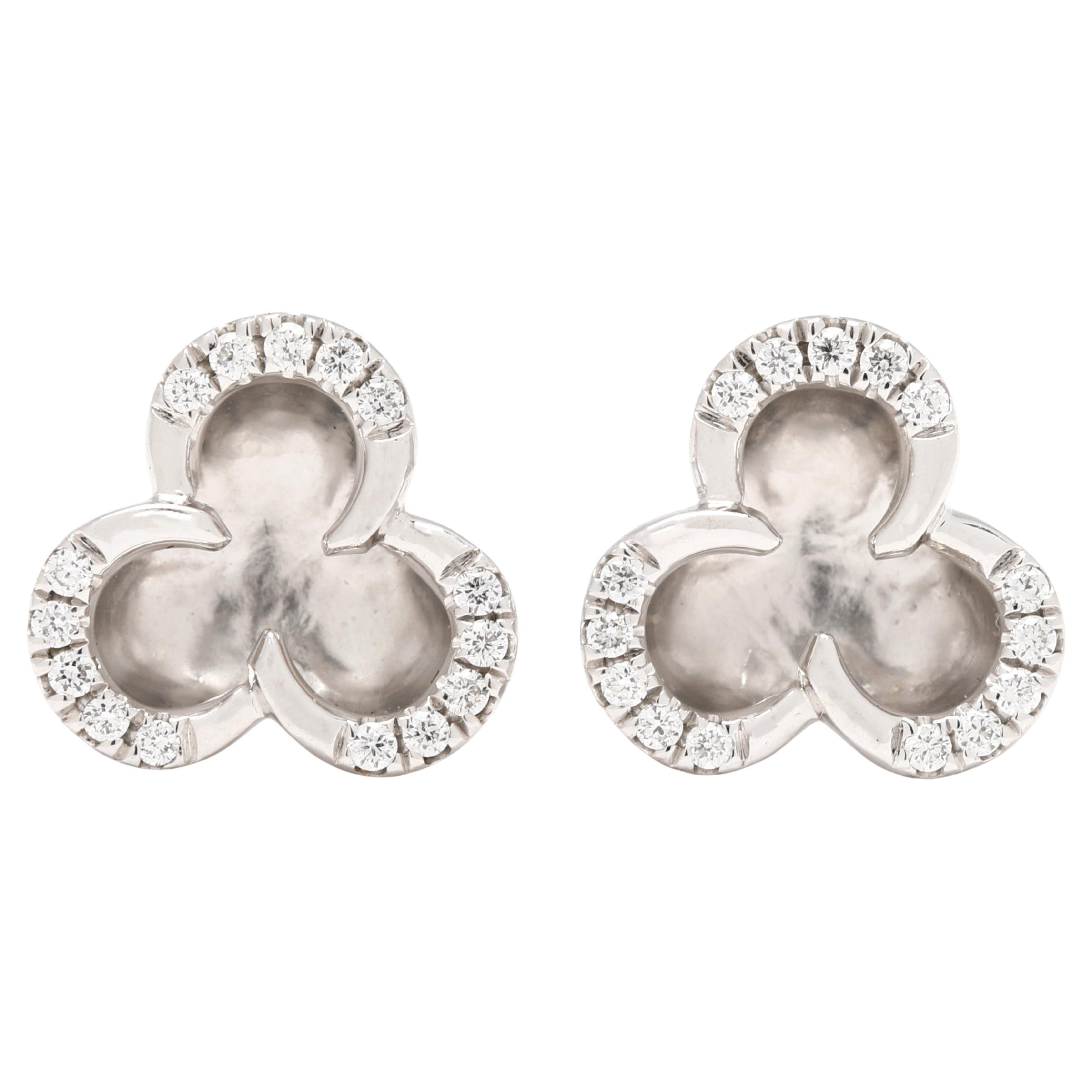 Clous d'oreilles fleur en or blanc 14 carats avec diamants 0,12 carat
