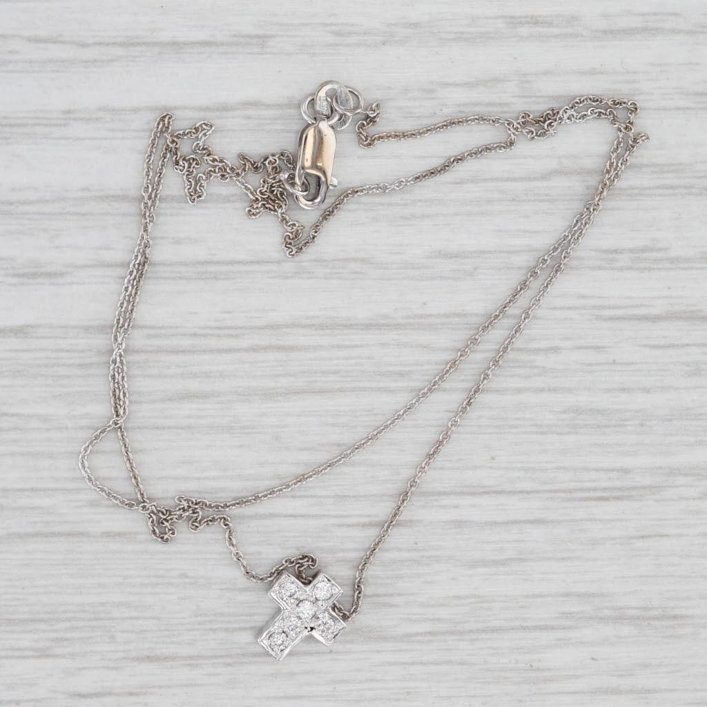 Taille ronde 0.12ctw Diamond Small Cross Pendant Necklace 18k White Gold 16.25