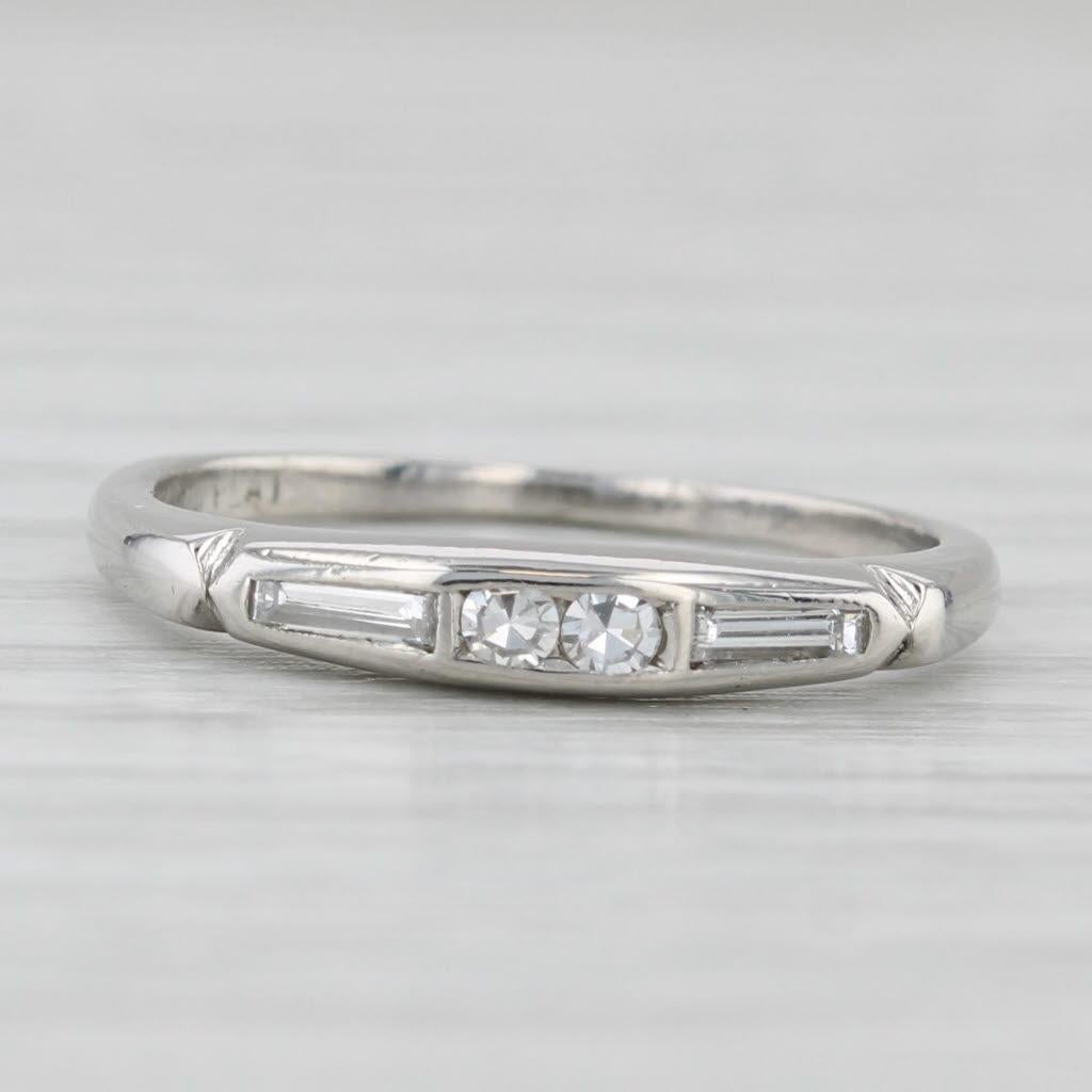 0.12ctw Diamond Wedding Band Platinum Size 5.75 Stackable Ring In Good Condition For Sale In McLeansville, NC
