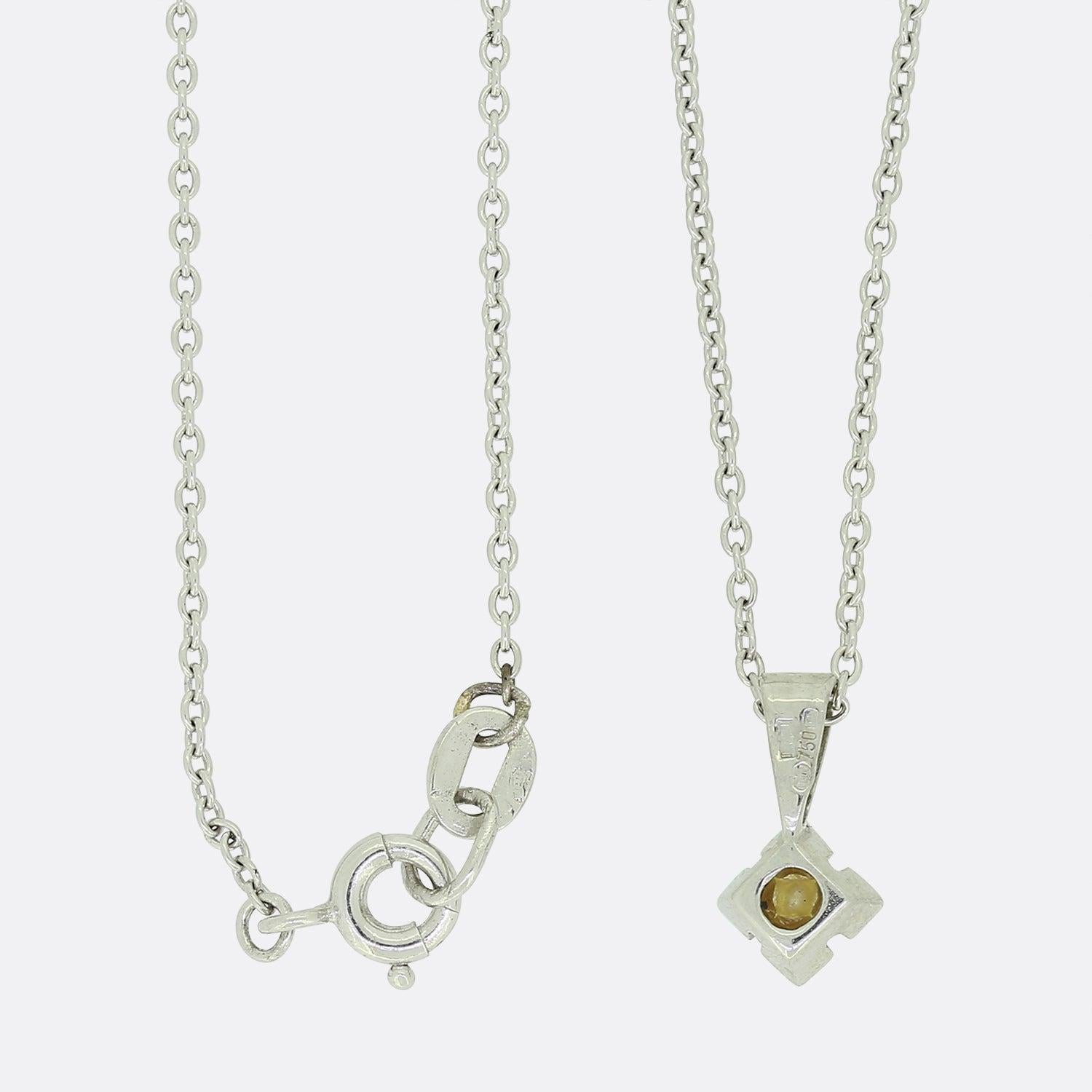 Whiting est un pendentif solitaire en or blanc 18ct, orné de diamants. Le pendentif se compose d'un diamant rond de taille brillant serti dans une monture en or blanc 18ct avec une chaîne en or blanc 18ct.

Condit : Utilisé (Très bon)
Poids total :
