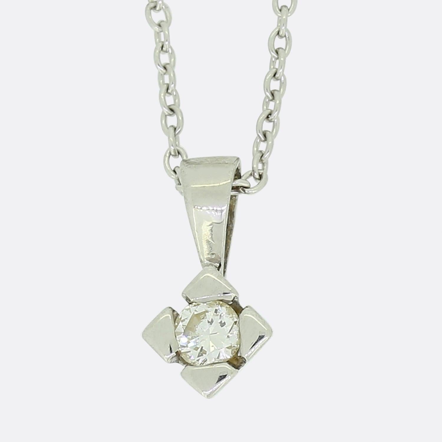Collier pendentif solitaire en diamants de 0.13 carat Pour femmes en vente