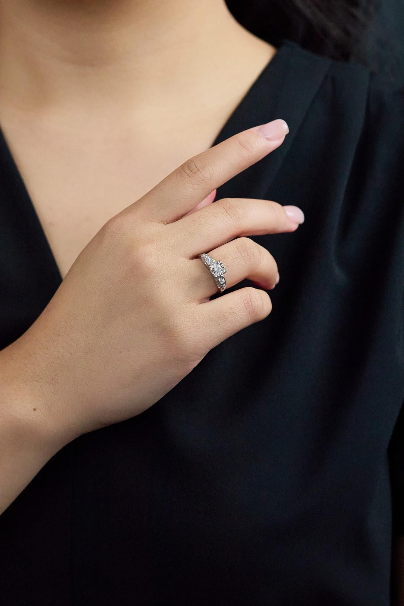 0,13 Karat Runder Diamant im Brillantschliff Drei-Stein-Verlobungsring (Rundschliff) im Angebot