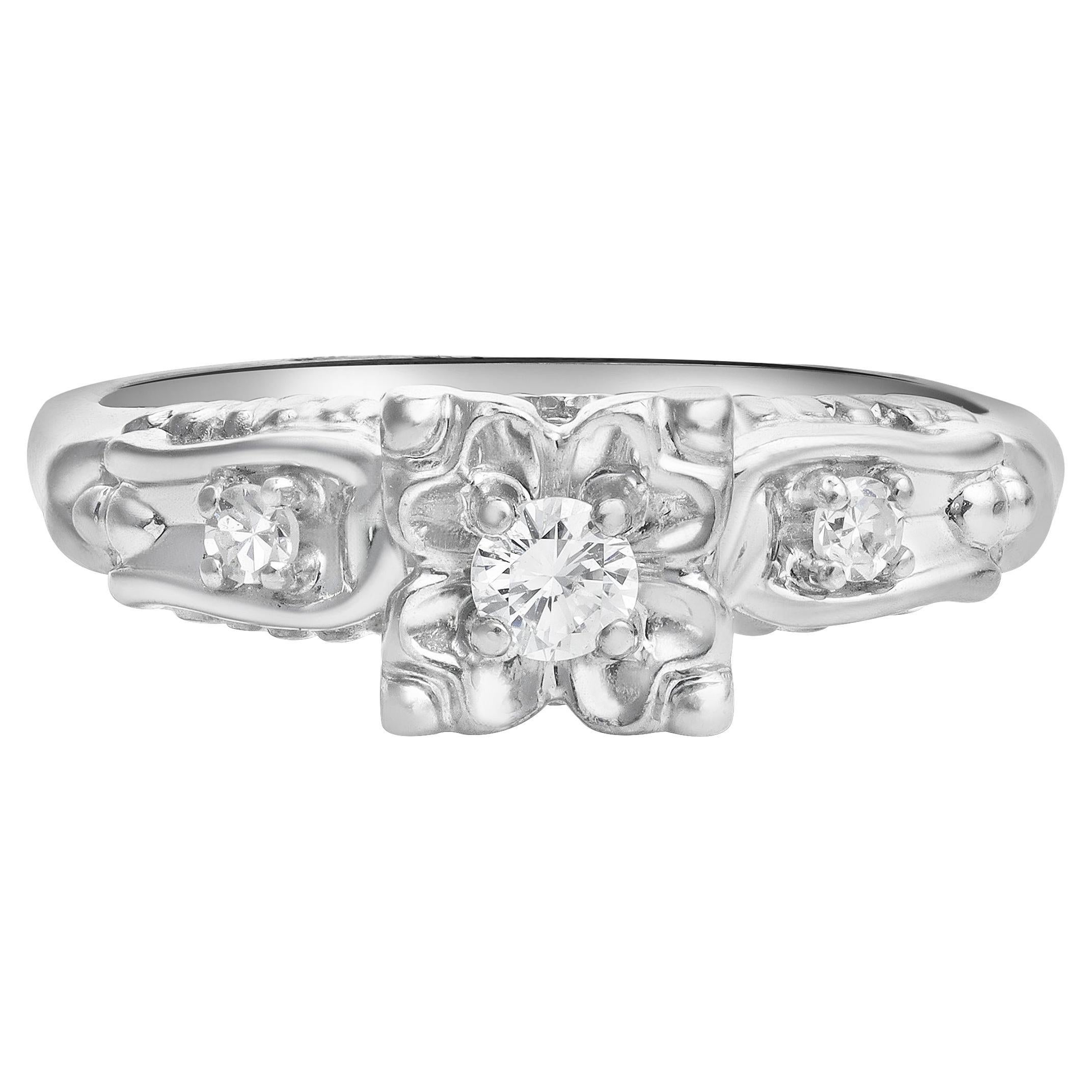 0,13 Karat Runder Diamant im Brillantschliff Drei-Stein-Verlobungsring im Angebot