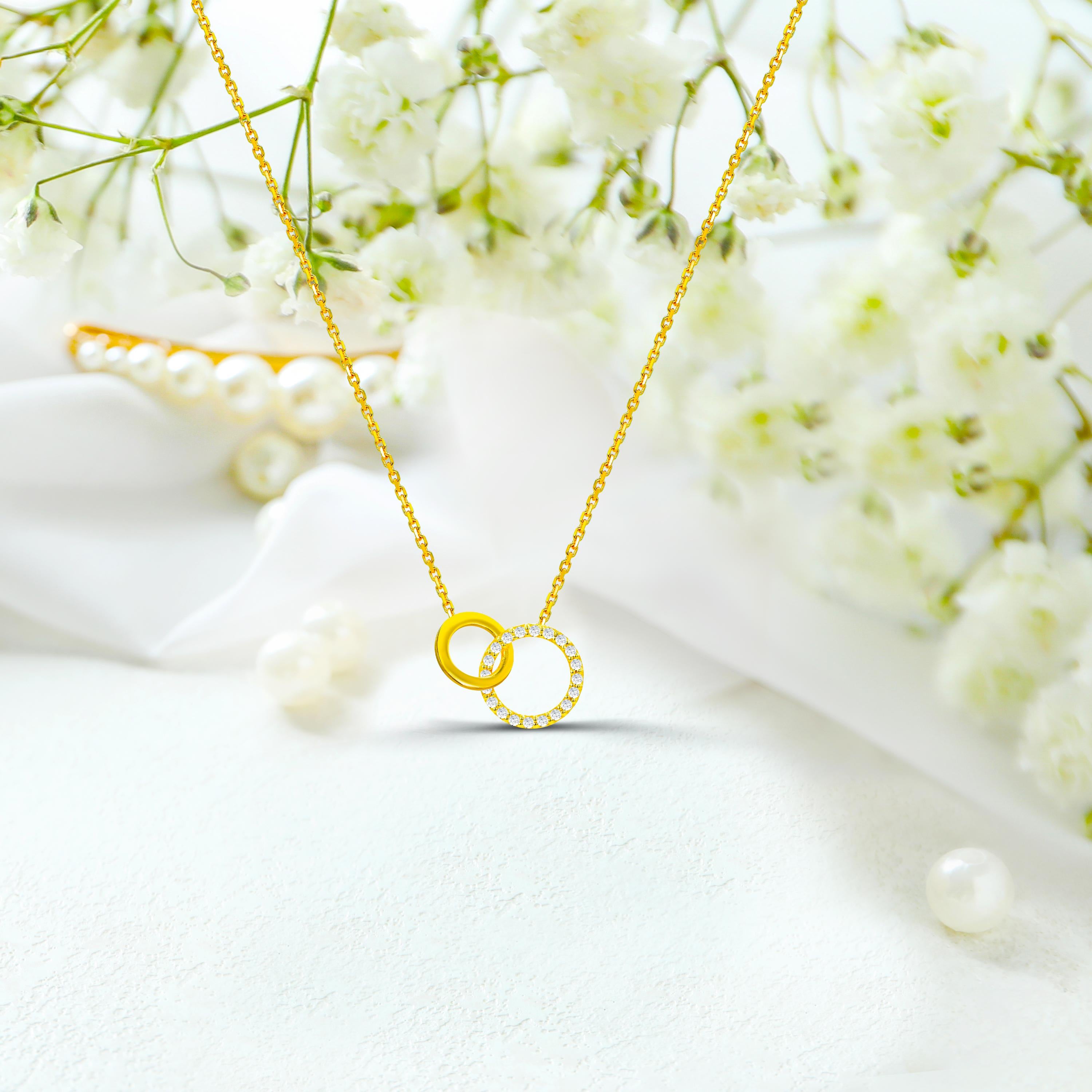 0.13 Ct Diamond Interlocking Rings Necklace in 14K Gold In New Condition For Sale In Bangkok, TH