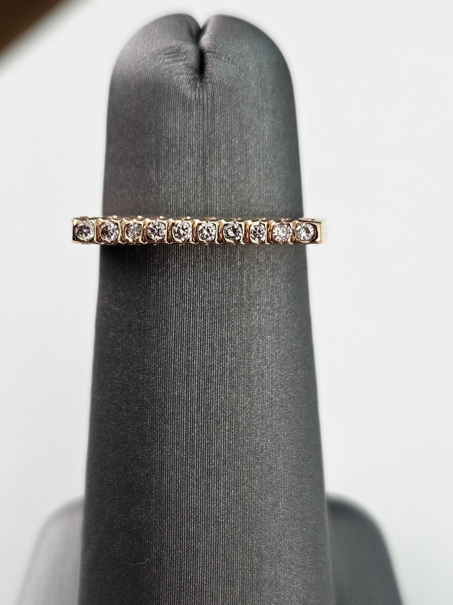 Ein faszinierender und eleganter Ring mit 0,13 Karat rosafarbenen Diamanten, der sorgfältig aus luxuriösem Roségold gefertigt wurde und Romantik und Raffinesse ausstrahlt. Dieser exquisite Ring zeichnet sich durch eine gerade Linie aus schimmernden