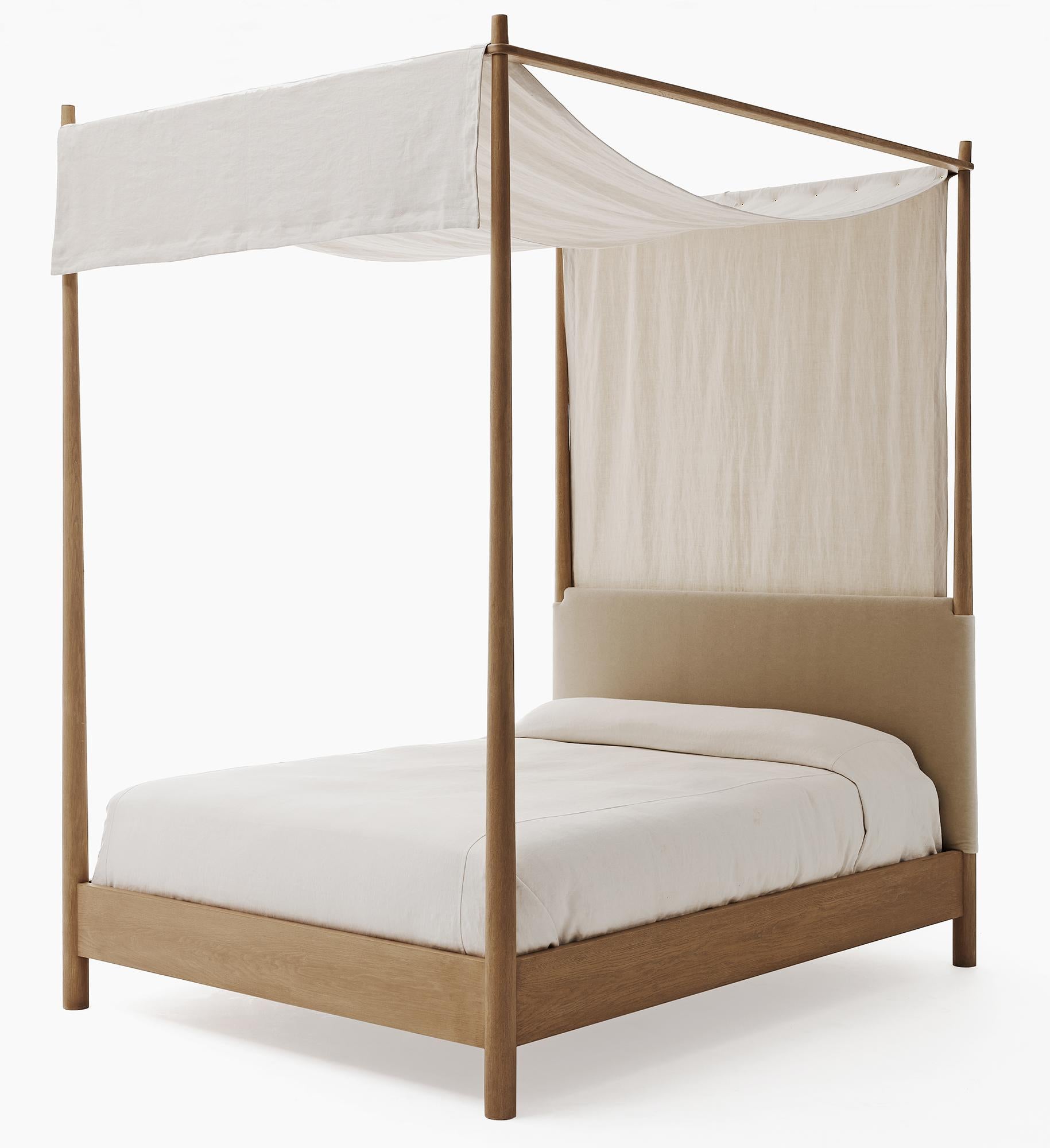 EIN ROMANTISCHER ZUFLUCHTSORT

Das Monarch-Bett ist ein klassisches Himmelbett, das aus massiver europäischer Weißeiche gefertigt ist und gleichzeitig modern und historisch verwurzelt ist. Es zeichnet sich durch eine geradlinige Silhouette aus, die