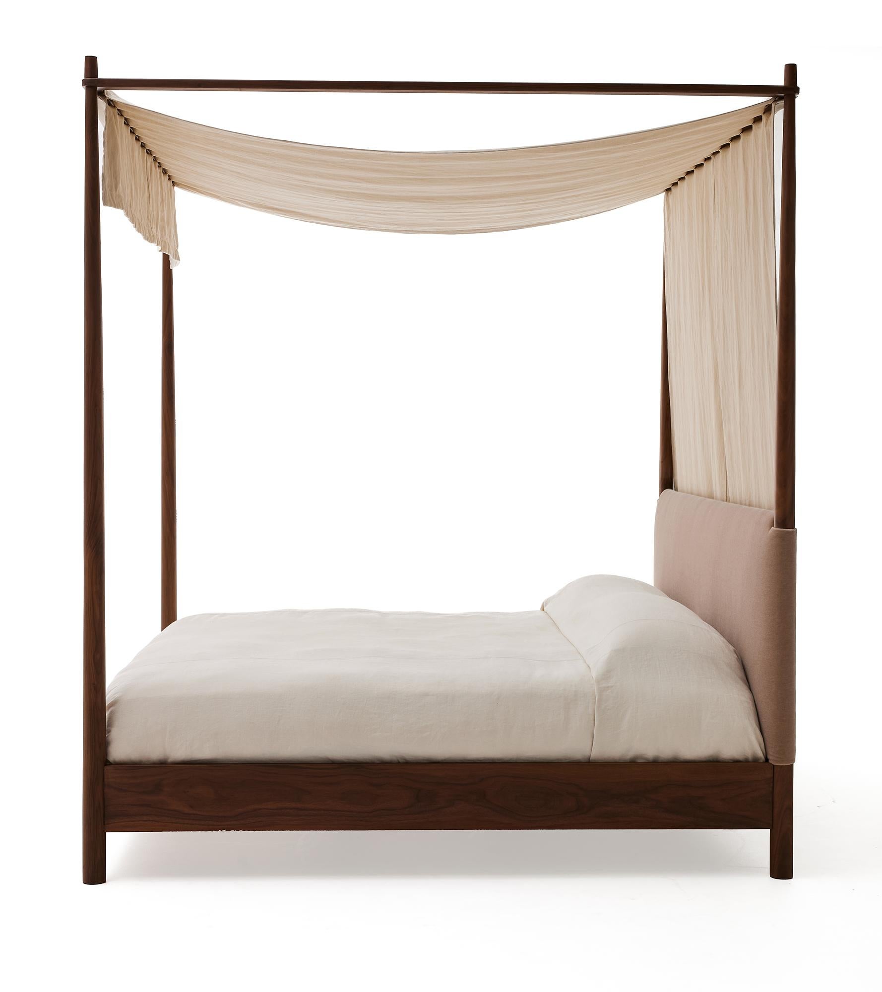 UN SANTUARIO ROMANTICO

Moderno e allo stesso tempo radicato nella storia, il letto Monarch è un classico letto a baldacchino realizzato in legno massiccio di quercia bianca europea. Presenta una silhouette lineare, contrastata da una morbida