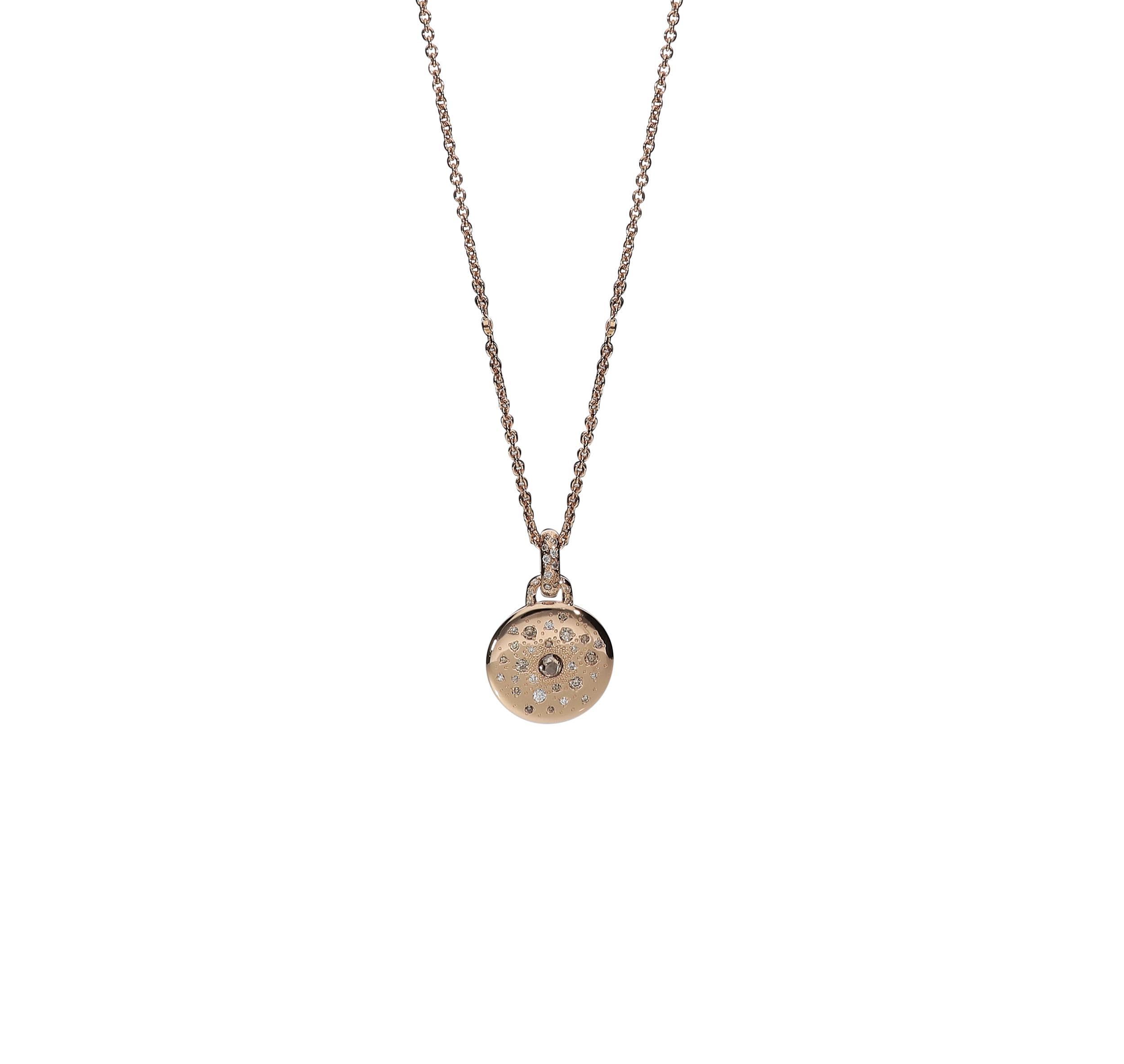 Circle pendant necklace in 18kt pink gold for 11,00 grams with a mix of white round brilliant diamonds color G clarity SI for 0,13 carat and brown round brilliant diamonds for 0,59 carat.
Diameter of the circle pendant is 2 centimeters, the length