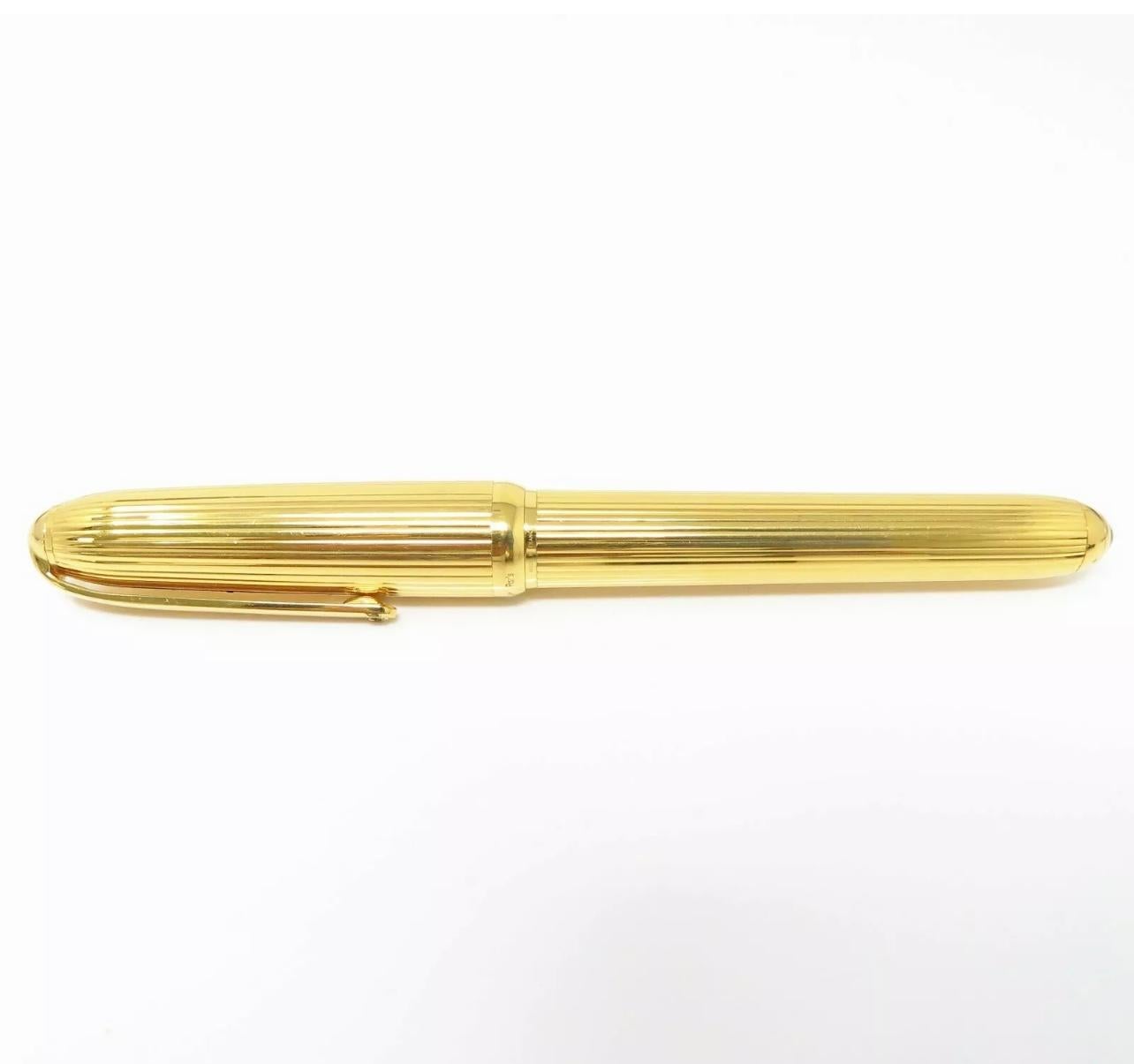 100 % authentisch und Vintage By 
Gestempelt Cartier Paris 013801,  Plakette, G   Hergestellt in Frankreich 
Geripptes, strukturiertes Golddesign, mit einem schwarzen Onyx-Cabochon am Schaftende, 18-karätige Goldfeder, in Goldblech. Signiert