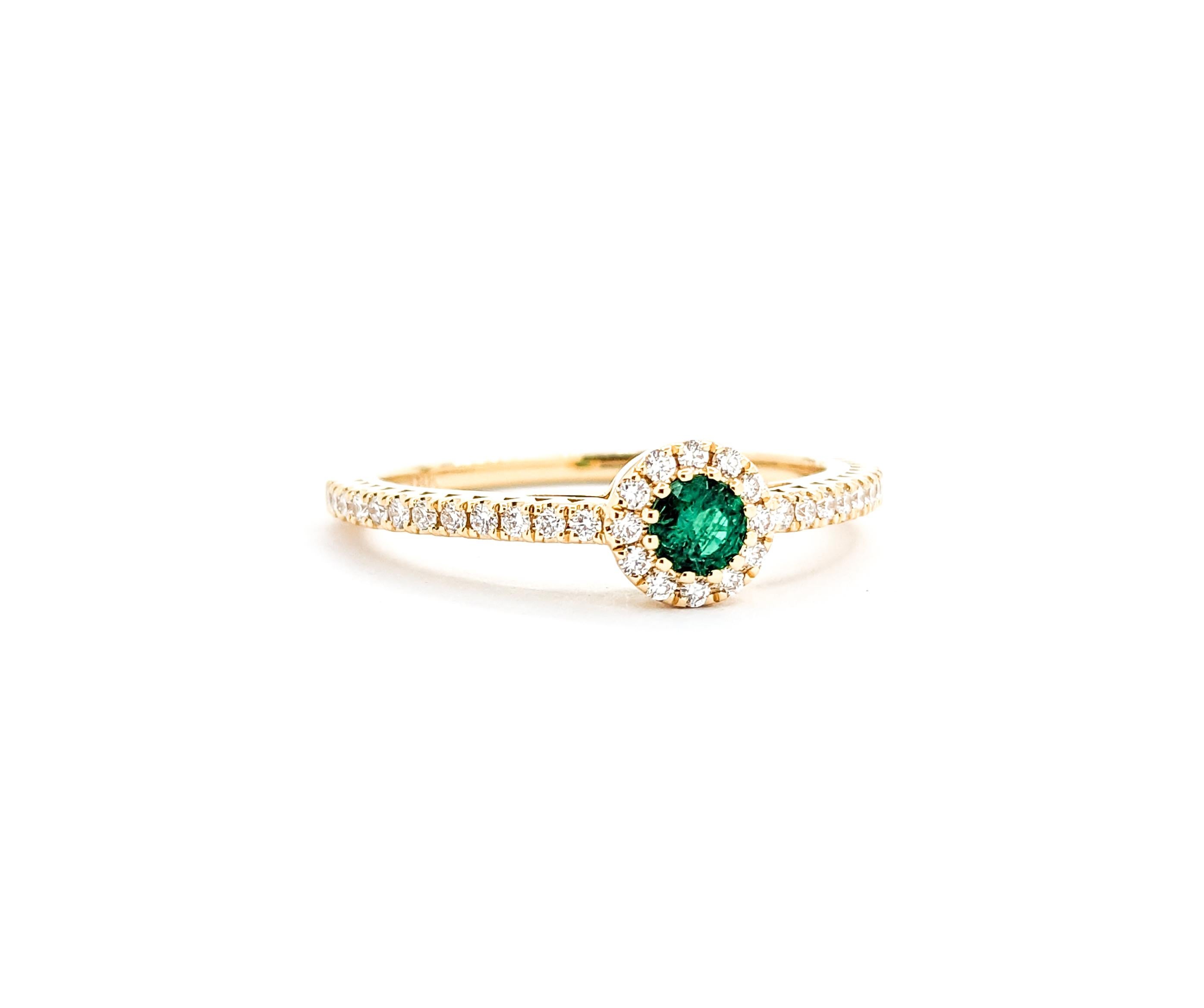 Women's 0.13ct green Emerald and Diamond Halo in 18k Yellow Gold For Sale